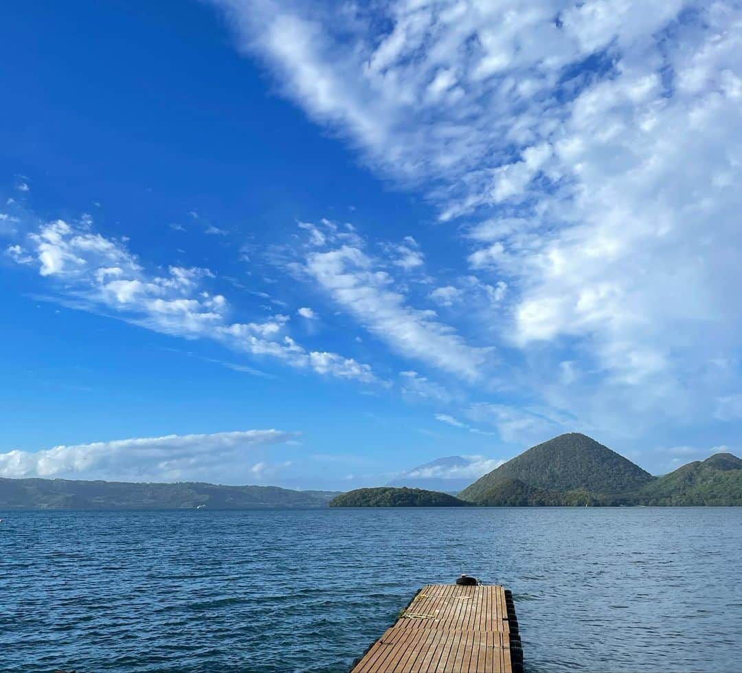 田中律子さんのインスタグラム写真 - (田中律子Instagram)「『WATER  CAMP』vol.1 北海道洞爺湖かわなみ桟橋🤙  もー、いい写真がたくさんだから、またアップ🤣  2枚目は、洞爺湖でSUPクルージングして🏄‍♀️ふと空を見上げたら、太陽🌞の横の雲が虹色に🌈そして、その下の雲の中に、スマイルマーク☺︎  もー、北海道によく来たねーって言われてるとしか思えない🤩神さまありがとーーー😍  かわなみ桟橋のマモルさん、たくさんお世話になりました🙏また行きまーーーす💛  #WATER CAMP #watercamp  #yogarunsaunasup  #ととのう  #洞爺湖 #かわなみ桟橋  #ムラサキスポーツ #salomon」9月26日 17時29分 - ri2kotanaka