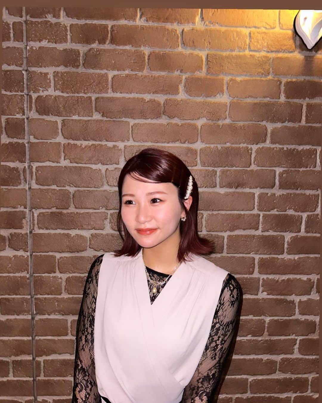 いちえ（夜のひと笑い）さんのインスタグラム写真 - (いちえ（夜のひと笑い）Instagram)「結婚式最高やった🥹💛 ブーケ2〜3回とった事あるねんけどいつ結婚出来そう？？  髪色もっと明るいけど、いつも染めてもらってるのは @lapis_takumi  さんです！  ヘアセットは @merge.pty.ltd  です！  洋服、鞄は @aimer_dress  です！」9月26日 18時00分 - hnkichie27