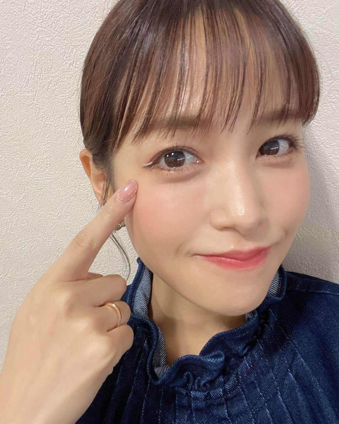 鷲見玲奈さんのインスタグラム写真 - (鷲見玲奈Instagram)「. 今日は目尻に白のアイラインを入れてみましたー🦋💫  最近プライベートでもカジュアルな服装の時に引くのにハマってます☺️  この秋はカーキとマスタード色のアイライナーも買い足しましたよ！  秋服と一緒にメイクでも秋を楽しみたいです🍂🍁🌾🍄  #メイク #カラーメイク #ホワイトライナー #ホワイトアイライナー #白アイライン #白アイライナー」9月26日 19時26分 - sumi__reina