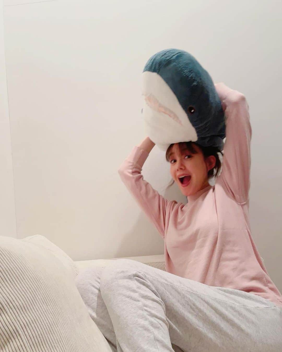 トリンドル玲奈さんのインスタグラム写真 - (トリンドル玲奈Instagram)「部屋着とIKEAのサメ🦈  夕飯にぶり大根と酢の物としらすごはんと…大好きなものばっかり食べました！  部屋着は、ずっとユニクロのウルトラストレッチ☺️気持ちいいの💕  最近涼しくなったから、窓を開けて、風とほのかな蚊取り線香の香りに癒されてます🍃」9月26日 19時29分 - toritori0123