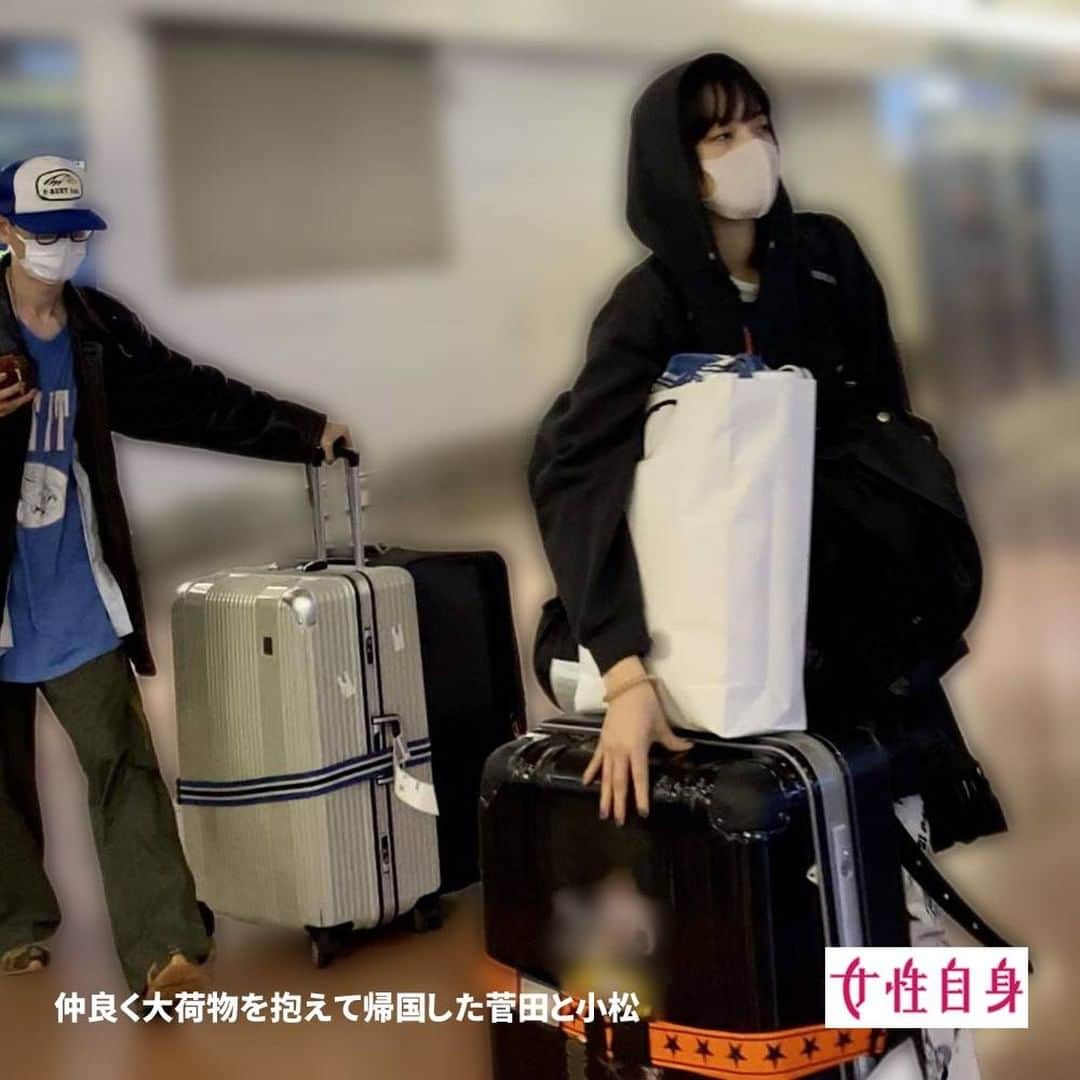 女性自身 (光文社)さんのインスタグラム写真 - (女性自身 (光文社)Instagram)「📣菅田将暉　妻・小松菜奈との2ショットを初目撃！ロンドン下見旅行から2人仲良く帰国 --- 9月下旬、東京・羽田空港に、黒いスーツケースを押しながら足早に進む一人の女性が。女優の小松菜奈（26）だ。黒いパーカーを着てフードを目深にかぶり、キャラクターがプリントされた愛らしい白のパンツを履いていた。 そのすぐ後方で、大きなシルバーのスーツケースを転がしながら歩くのは俳優の菅田将暉（29）。菅田はキャップをかぶり、黒縁メガネに黒いブルゾンとデニム姿。菅田の左手薬指には指輪が燦然と輝いていたーー。 約2年の交際を経て、昨年11月に結婚を発表した菅田と小松。いったい夫婦でどこを訪れていたのだろうか。 「少し前にロンドン市内にある古着屋さんで、服を選んでいる2人を見かけました。菅田さんが丸刈りだったので、ロンドンでは珍しく目につきましたね。とても仲よさそうにしていましたよ。 菅田さんはすでに他の店で買い物をしていたのか、白い手提げ袋を持ってメンズのコーナーを物色。このときは菅田さんのお買い物に小松さんが付き合っていたのでしょう。『明日は別の古着が有名な街に行こう』と菅田さんが話しているのが聞こえてきました」（英国・ロンドン在住の日本人） 新婚旅行先に選んだロンドンは菅田にとって憧れの地だという…… --- ▶️続きは @joseijisin のリンクで【WEB女性自身】へ ▶️ストーリーズで、スクープダイジェスト公開中📸 ▶️投稿の続報は @joseijisin をフォロー＆チェック💥 --- #菅田将暉 #小松菜奈 #羽田空港 #目撃撮 #新婚旅行 #ロンドン旅行 #海外移住 #海外進出 #杏 #小栗旬 #女性自身」9月26日 20時00分 - joseijisin