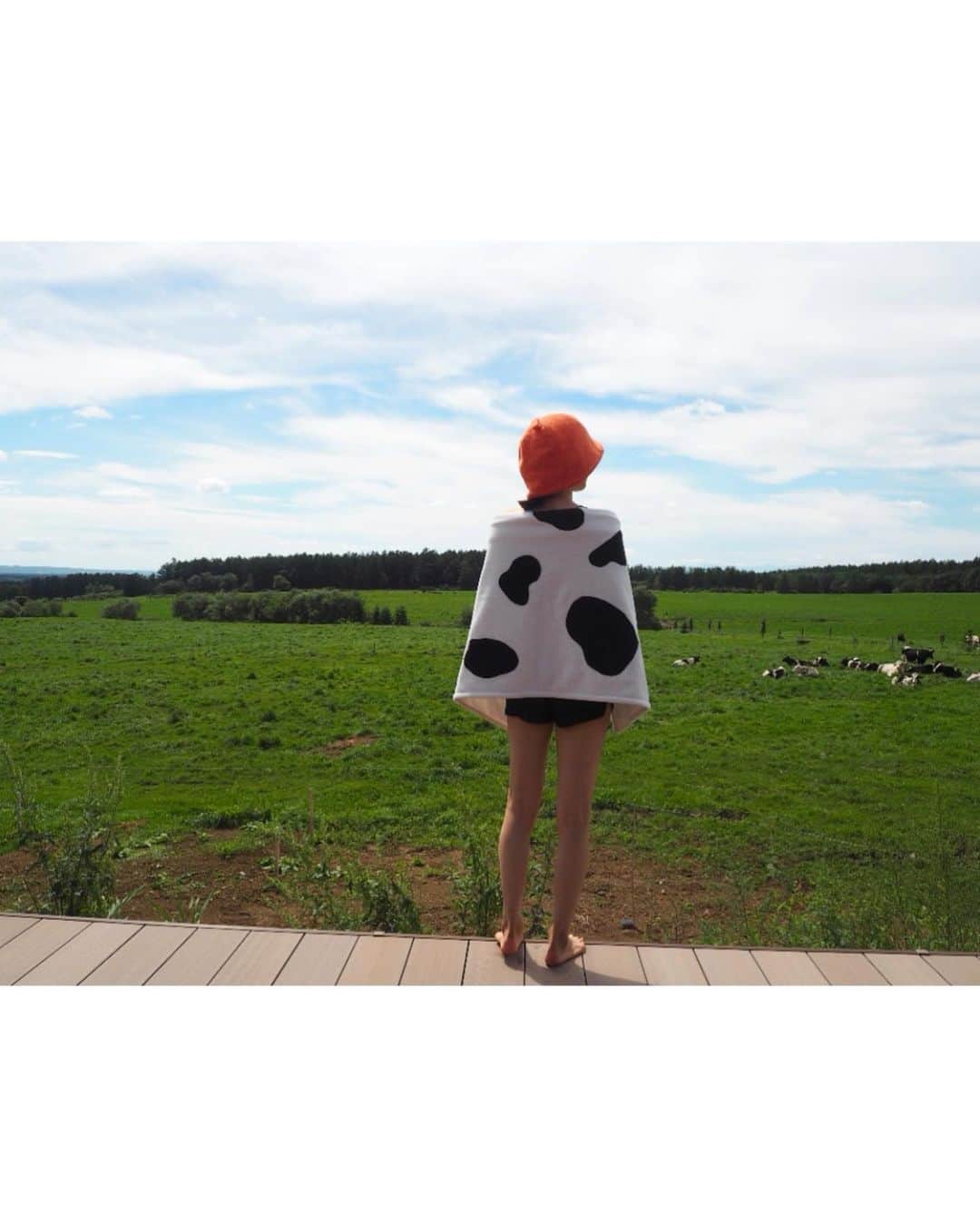 上村彩子さんのインスタグラム写真 - (上村彩子Instagram)「. . 少し前のことですが北海道へ行ってきました。 青空と、のびのびと過ごしている牛を眺めながらの サウナが楽しめる、しんむら牧場さん。  ラジオ『スナックSDGS 』で ゲストの木村充慶さんからお話を聞いた 放牧牛乳を飲み、サ飯は帯広の豚丼という 最高な休日でした♨️ 今週も仕事頑張ります！  #北海道サウナ#サウナ旅#サ旅#サ飯 #放牧牛乳#しんむら牧場#ミルクサウナ #十勝#帯広#帯広グルメ#豚丼」9月26日 20時37分 - saekokamimura