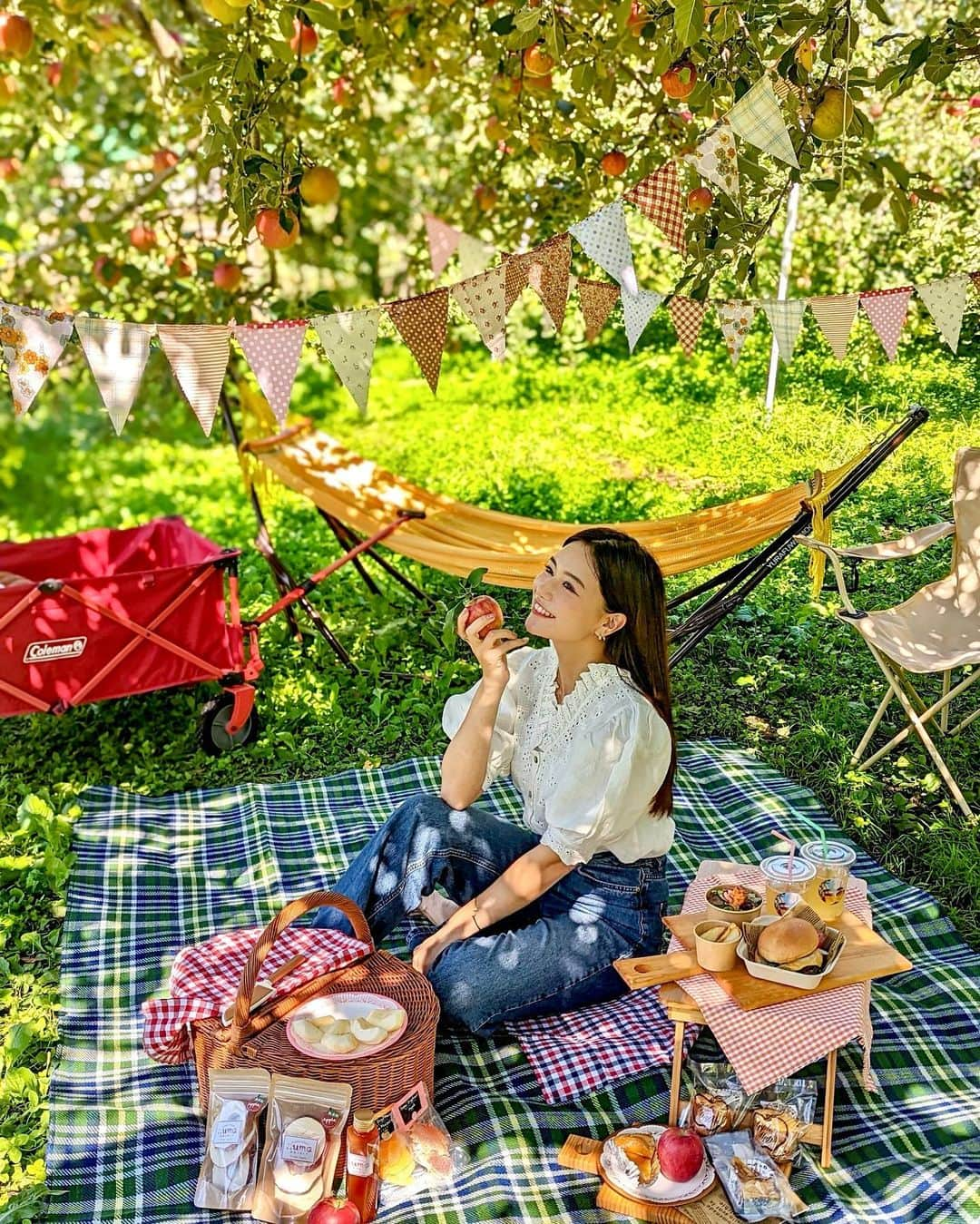 石井里奈さんのインスタグラム写真 - (石井里奈Instagram)「今日は日帰りで私の生まれた場所 沼田市にママとお出かけ👩❤️ . 滝沢りんご園でりんご狩りとピクニックをしてきたよ🫶 採れたてのりんごって本当甘くて美味しい〜🍎❤️沼田はりんご園がたくさんあって今から11月ぐらいまで楽しめるの🫶✨ . そしてなんと11/24(木)まで #沼田ピクニック フォトコンテストが開催中❣️対象農園で写真を撮って、 @numatapicnic をフォローして #沼田ピクニック と来園した園の名前をタグ付けすると豪華賞品が当たるの！ . 最優秀賞選ばれますように🫶❤️ みんなもぜひ沼田にりんご狩り遊びに行ってみてね🍎✨ . #沼田 #沼田ピクニック #りんご #りんご狩り #林檎 #apple #母娘 #ピクニック #picnic #群馬 #おしゃピク #滝沢りんご園」9月26日 20時43分 - ri7tin1025