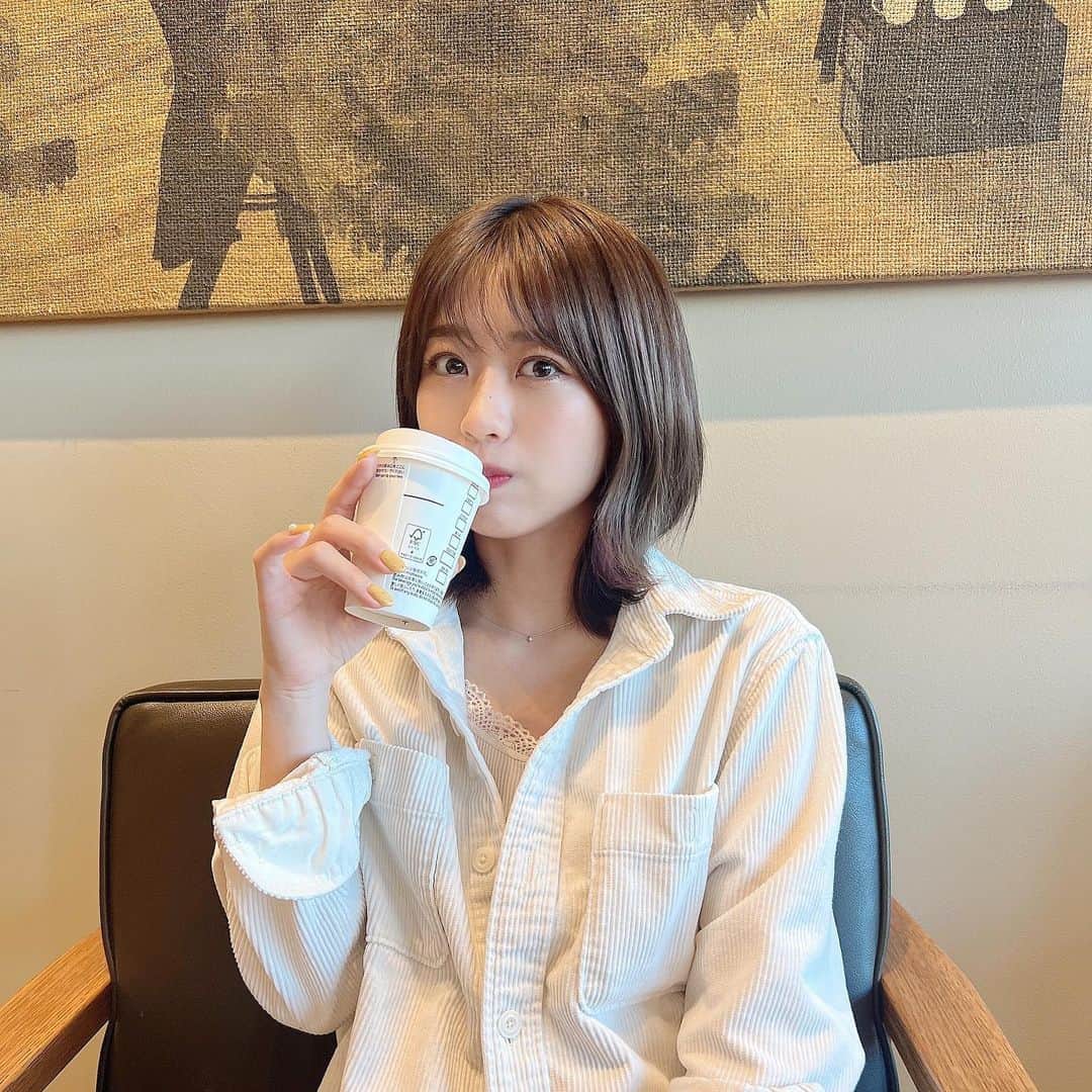篠崎彩奈さんのインスタグラム写真 - (篠崎彩奈Instagram)「. お母さんとスタバデートしてきた☕️  スタバのアイスコーヒー 初めてブラックで飲みました！ 大人の階段登った🕺❤︎  #カフェ #スターバックス」9月26日 21時33分 - ayana.s_official