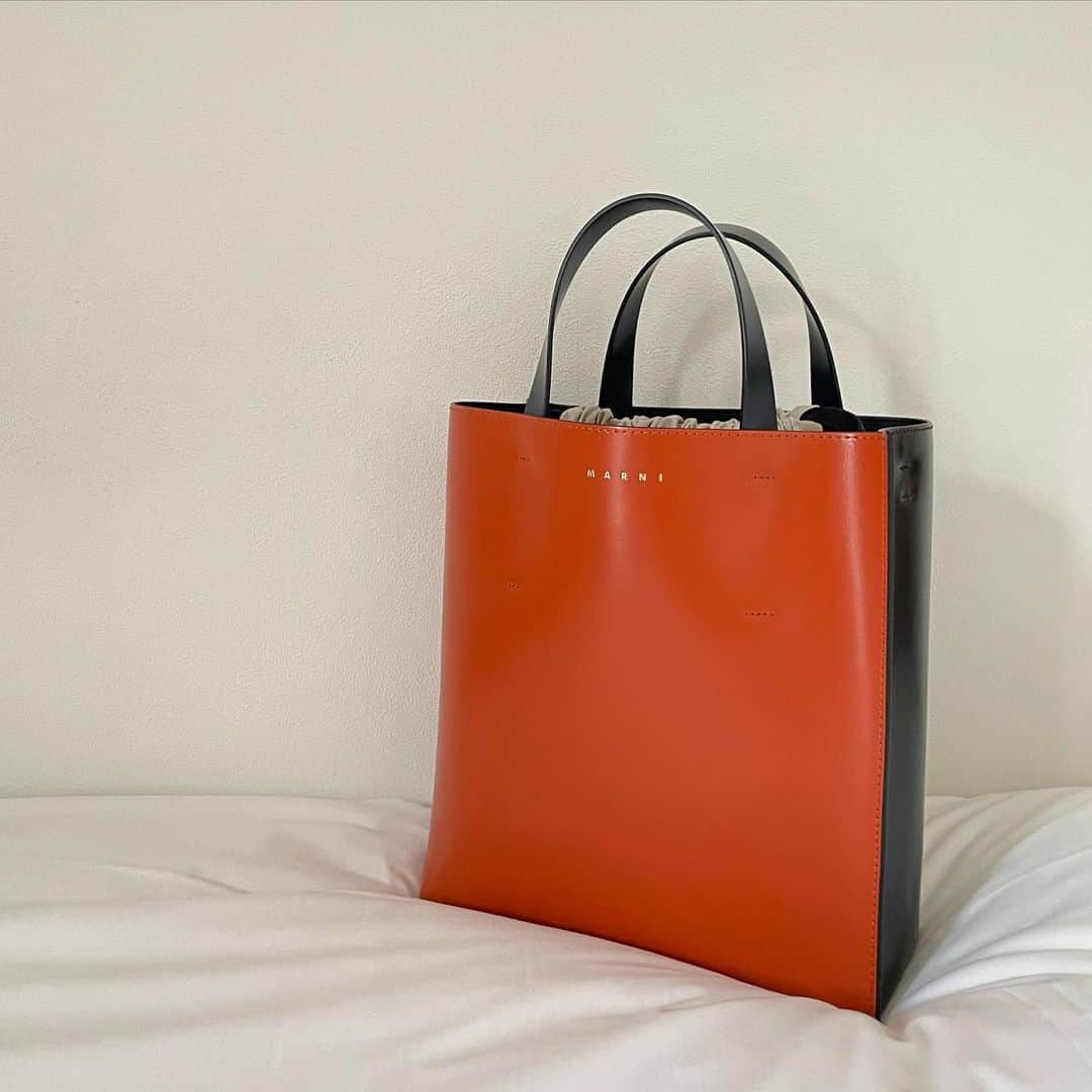 浦郷絵梨佳さんのインスタグラム写真 - (浦郷絵梨佳Instagram)「自分へのご褒美に🧡 ずーっと欲しかったMARNIのバッグを。  買ったものの保管したまま見物用になっていたので、先日やっと初卸し😂  自分へのご褒美って大事だなーって思う最近です😌  #marni #トートバッグ #オレンジ #バイカラー」9月26日 21時57分 - urago.erika