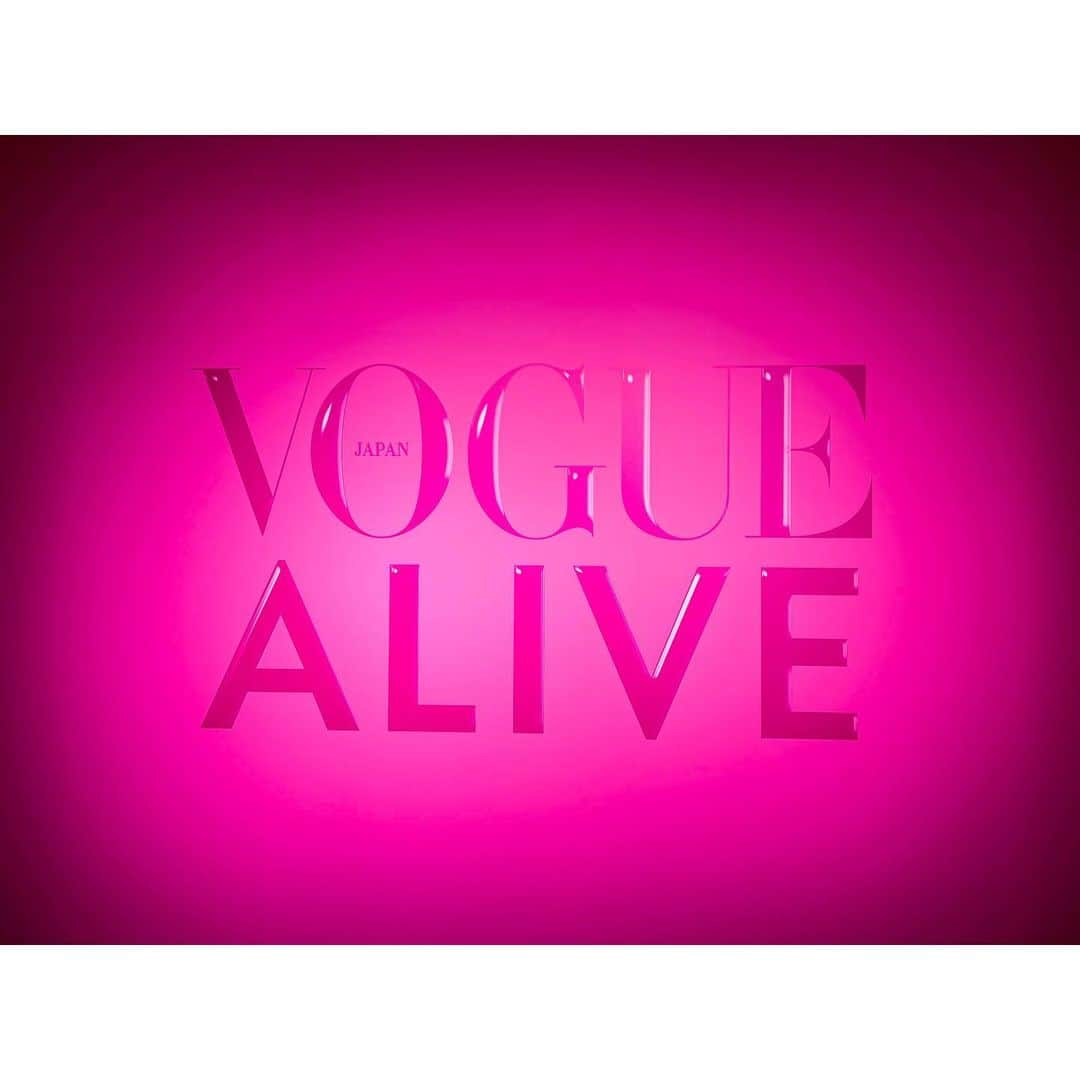 Matt（マット）さんのインスタグラム写真 - (Matt（マット）Instagram)「・ 2ヶ月前にYouTubeにて配信された メイクアップ動画 Vogue Beauty Secretsに出演して 本当にいい経験になりました。  この世界にはたくさんの美が存在して 一人一人に自由に表現できる権利があること 忘れないで欲しいです。 あなたの"好き"を極めて下さい。 これからもたくさんの美を共有していきます。 素敵な機会をありがとう！ Thank you, Vogue!!!  そしてたくさんのご来場 ありがとうございました🥹✨✨✨  #voguealive」9月26日 22時22分 - mattkuwata_official2018