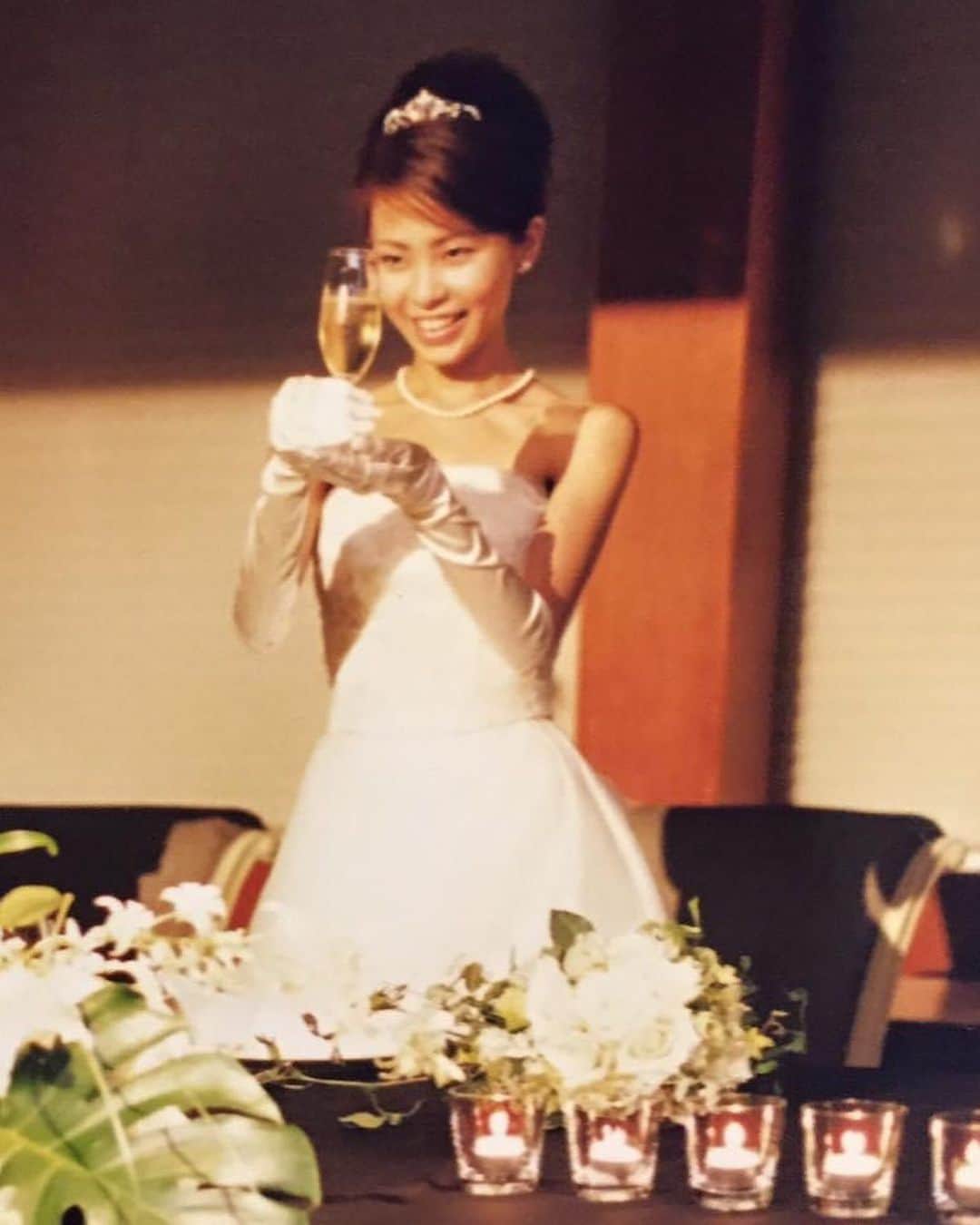 坂元美香さんのインスタグラム写真 - (坂元美香Instagram)「ワタクシゴトではありますが 昨日9/25で結婚18年経ちました。  式をあげた場所で毎年記念日を祝い、 思い出は綺麗に残そうとしているけど 現実は最後の1枚が物語っている🤣  型にはまらない規格外な個の集団である 坂元家は3人しかいない社会なのに 多様性と調和、そして尊重が非常に重要とされます😅  種目はフリースタイルファミリーとして これからも平和に暮らせることを願っています🙇🏻‍♂️  #IrregularIsOurRegular #うちはうち #フリースタイルファミリー #パークハイアット東京 @parkhyatttokyo  #ニューヨークグリル」9月26日 23時14分 - mika_saka