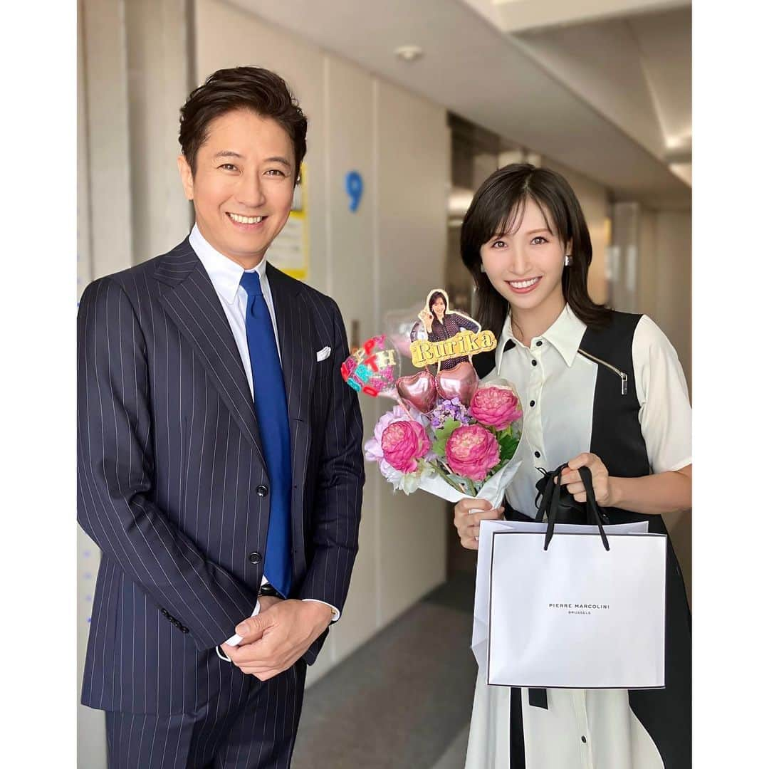 横山ルリカさんのインスタグラム写真 - (横山ルリカInstagram)「. 31歳の誕生日を迎えました🌈  私の人生に出会ってくれた皆さん、ありがとうございます🥰  芸能界に入り、今年で19年目になります。  アイドリング！！！９号として丸９年活動し  アイドルを卒業してからは来月末で丸７年になります。  にも関わらず、私が向き合って頑張っている仕事に対して  アイドル時代と変わらず 応援し続けて下さる皆さんには、  本当にありがたいの一言、感謝の言葉しかありません。  ありがとうございます🙇‍♂️  そして、競馬が最高の趣味になったように 「好きこそ物の上手なれ！」精神で、  出会えた仕事を本気で楽しんで１つ１つの仕事に真摯に向き合って行きます❣️  連日炎天下のライブでガンガン歌って踊っていた10代20代前半の体力はなくなっていると感じる30代ですが😅  周りの皆さんにご心配やご迷惑をおかけすることがないように、 健康に気をつけ、  地道に筋トレも頑張ります💪笑  31歳の私も、どうぞよろしくお願いいたします🥰  感謝を込めて🍀    2022年9月27日  横山ルリカ  #めざまし8 #谷原章介 さん #永島優美 アナ #天達武史 さん #倉田大誠 アナ #堤礼実 アナ  #競馬予想TV #井内利彰 さん  #TOKYOTEPPANFRIDAY #中西哲生 さん  #ファンの皆様 #スタッフの皆様  #ありがとうございます  #31歳 #頑張ります #横山ルリカ」9月27日 0時35分 - rurika_yokoyama_official