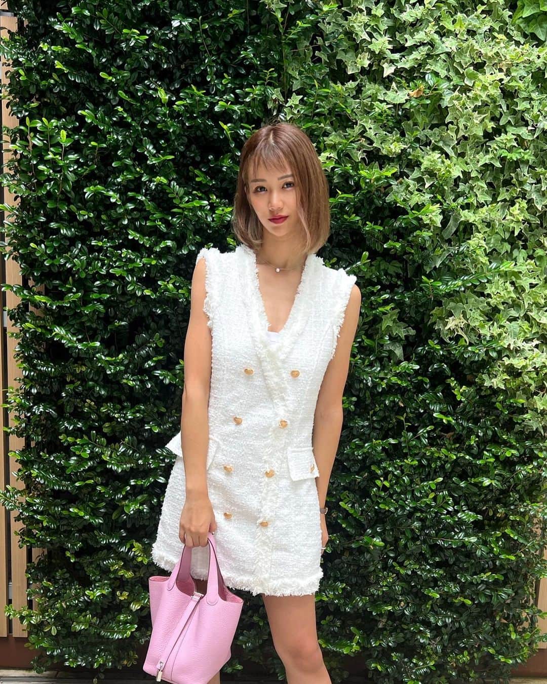 yu-yu.（友癒）さんのインスタグラム写真 - (yu-yu.（友癒）Instagram)「. 白が映えるくらい焼けたなぁ🙋🏽‍♀️ほんますぐ吸収する肌やわ。  ずっと夏でいいのに！海外行きたい✈️」9月27日 0時45分 - ____yu_yu____