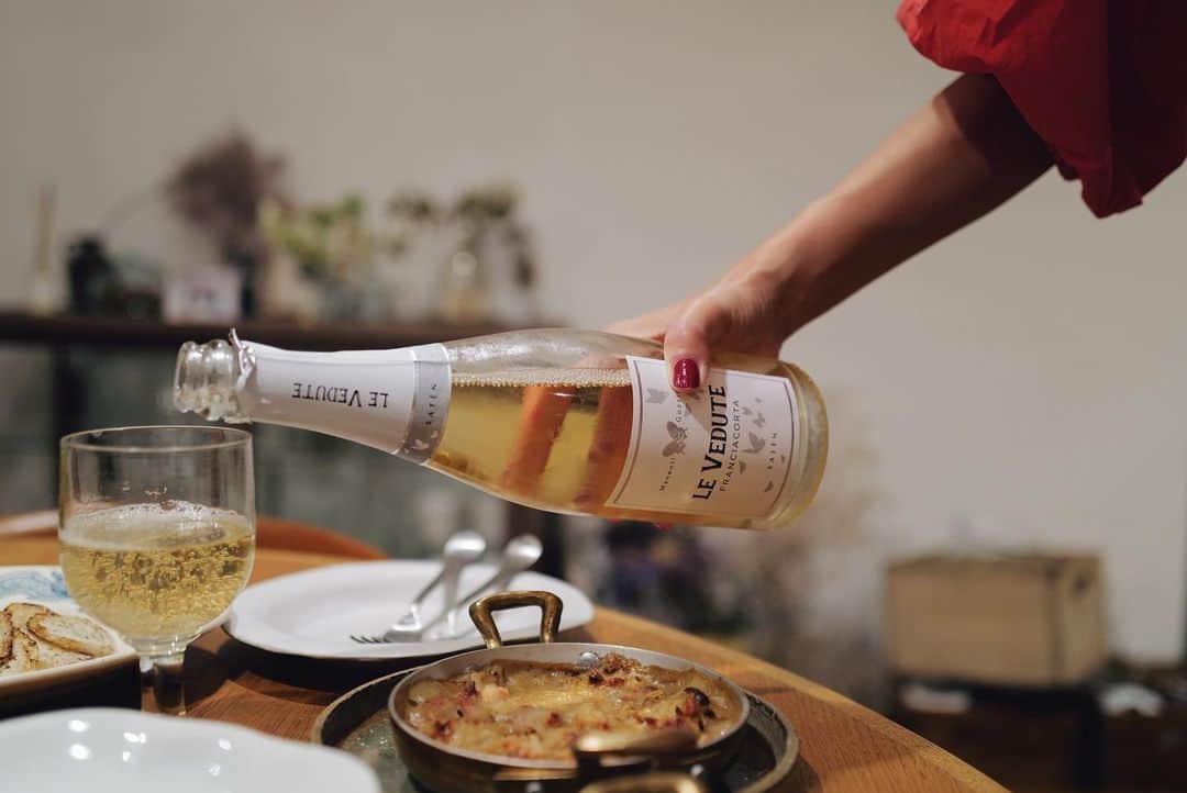 高山都さんのインスタグラム写真 - (高山都Instagram)「イタリアのスパークリングワインのフランチャコルタをいただいたので、ちょっとビストロ風な献立に。 アジのオーブン焼き キノコと鶏肉の豆乳グラタン とかとか… フランチャコルタは、北イタリア・ロンバルディア中央部のフランチャコルタ地域内で、瓶内二次発酵方式で造られるスパークリングワインです。 冷蔵庫で冷たくスタンバイさせて、お風呂上がりのビールはやめてよかった。 爽快で軽やかなのに、乾杯から食事中までずっと美味しい。 飽きずに飲めるのがよかったなぁー。 今回は洋風にしたけど、和食にも合いそう。  #フランチャコルタ #Franciacorta #フランチャコルタバー #イタリアワイン #PR」9月27日 8時56分 - miyare38