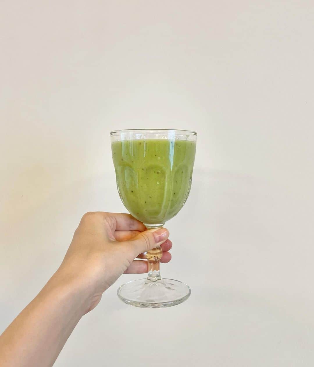西川瑞希（みずきてぃ）さんのインスタグラム写真 - (西川瑞希（みずきてぃ）Instagram)「今朝のグリーンスムージー🍎🥑🥬 Apple＋Avocado＋Spinach＋Honey＋Water🍹  今日も元気に頑張りましょっ☺︎  #greensmoothie #drink #morning #yummy #グリーンスムージー #スムージー #ドリンク」9月27日 9時32分 - mizuki_nishikawa_