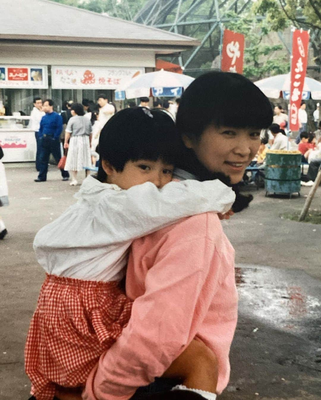 高山都さんのインスタグラム写真 - (高山都Instagram)「都6歳の記録。 1枚目、この頃から、マイク持って人前立つのが大好きでした。 用事があり、両親に小さい頃の写真をどっさり送ってもらって、笑ったり懐かしんだり。 父母が当たり前に若くて、まだ20代とか30歳そこそこなんだなーと思うと、今の自分より10年も前から子育てしてたのかーと感謝の気持ちが膨らむのでした。 妹とおそろいのワンピースとか、ほんと可愛くて思い出しても嬉しいし、こんなおそろいが毎日だったなー。」9月27日 13時18分 - miyare38