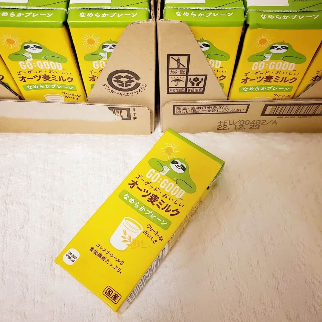 池田夏希さんのインスタグラム写真 - (池田夏希Instagram)「最近おうち時間のお供の @gogoodoatmilk のオーツ麦ミルク♡ . オーツ麦ミルクは、環境負荷の少なさやくせのない美味しさで最近はスーパーなどでも見かける事が増えましたが、オーツ麦由来の植物性ミルクです😊 . コカ・コーラ『おいしいオーツ麦ミルク』は発酵性食物繊維が配合されていて、1日不足分の食物繊維が補えて、ほんのり甘いのにコレステロールはゼロなんです✨ 常温で長期保管も出来るから助かります！！ . 私は昔から牛乳が苦手でカフェでラテを飲む時にもオーツ麦ミルクに変更したりしますが、それがおうちでも飲めるのは嬉しい～☕💕 10月4日～は全国のセブンイレブンでも買えるみたいだから楽しみ🥛 . #おいしいオーツ麦ミルク #コカコーラ #オーツミルク #オーツ麦 #植物性ミルク #プラントベース #オーツ麦ミルク #ヘルシードリンク #砂糖不使用 #発酵性食物繊維 #食物繊維 #コレステロールゼロ #オーツミルクラテ #おうち時間の楽しみ方 #oatmilk #cocacola #oats #plantmilk #plantbased #healthydrink #sugarfree #dietaryfiber #cholesterolfree #oatmilklatte #hometime #onlineorder」9月27日 15時59分 - natsukiikeda624