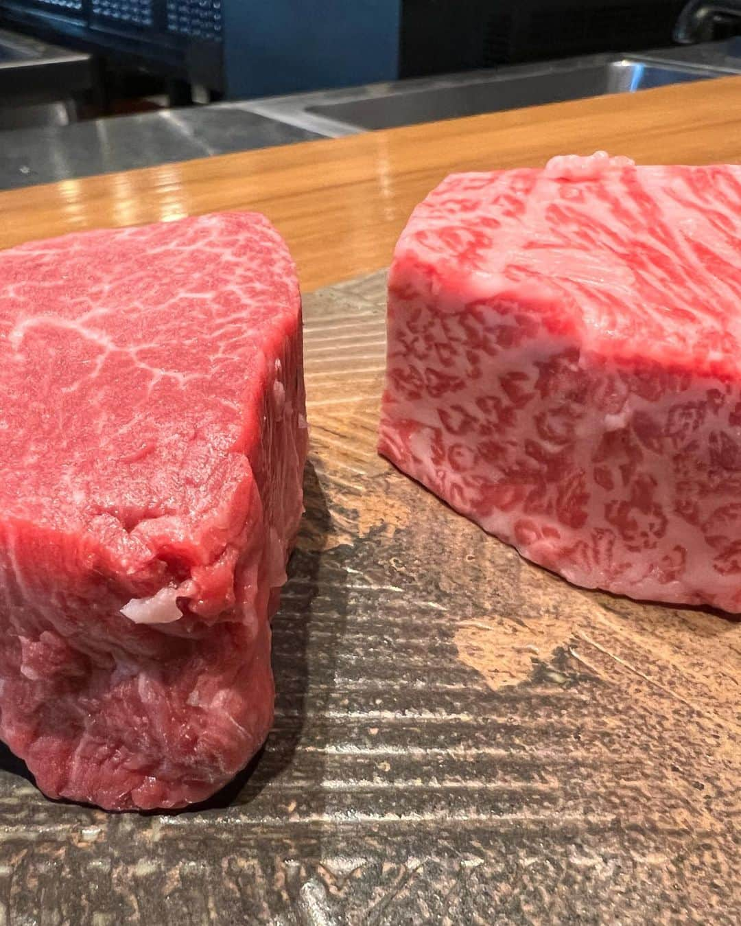 古河由衣さんのインスタグラム写真 - (古河由衣Instagram)「おねえさんとお肉とワイン♡ 久しぶりの鉄板焼き🍖✨ 創作鉄板　粉物焼天さんに行ってきたよ😘🍷 お肉たくさん食べたのに、 どれも軽くて胃もたれしなくて、すごい美味しかった🫶  アレンジされた料理の中でも、 私はユッケをラスクに乗せて食べたのは初めてでした🤤美味しすぎたので、販売してほしいです🍖  店内も広くて、 鉄板焼きには珍しい店員さんとも距離があるお店なので、コロナ対策もバッチリ👌 みんな田町に行った時は是非寄ってみてね！おすすめ🍖  PR @taisuke_konamono #鉄板で焼く #田町グルメ #鉄板焼き #gems田町 #粉者焼天 #港区グルメ #トリドリベース #田町ディナー」9月27日 16時47分 - furuyuistagram