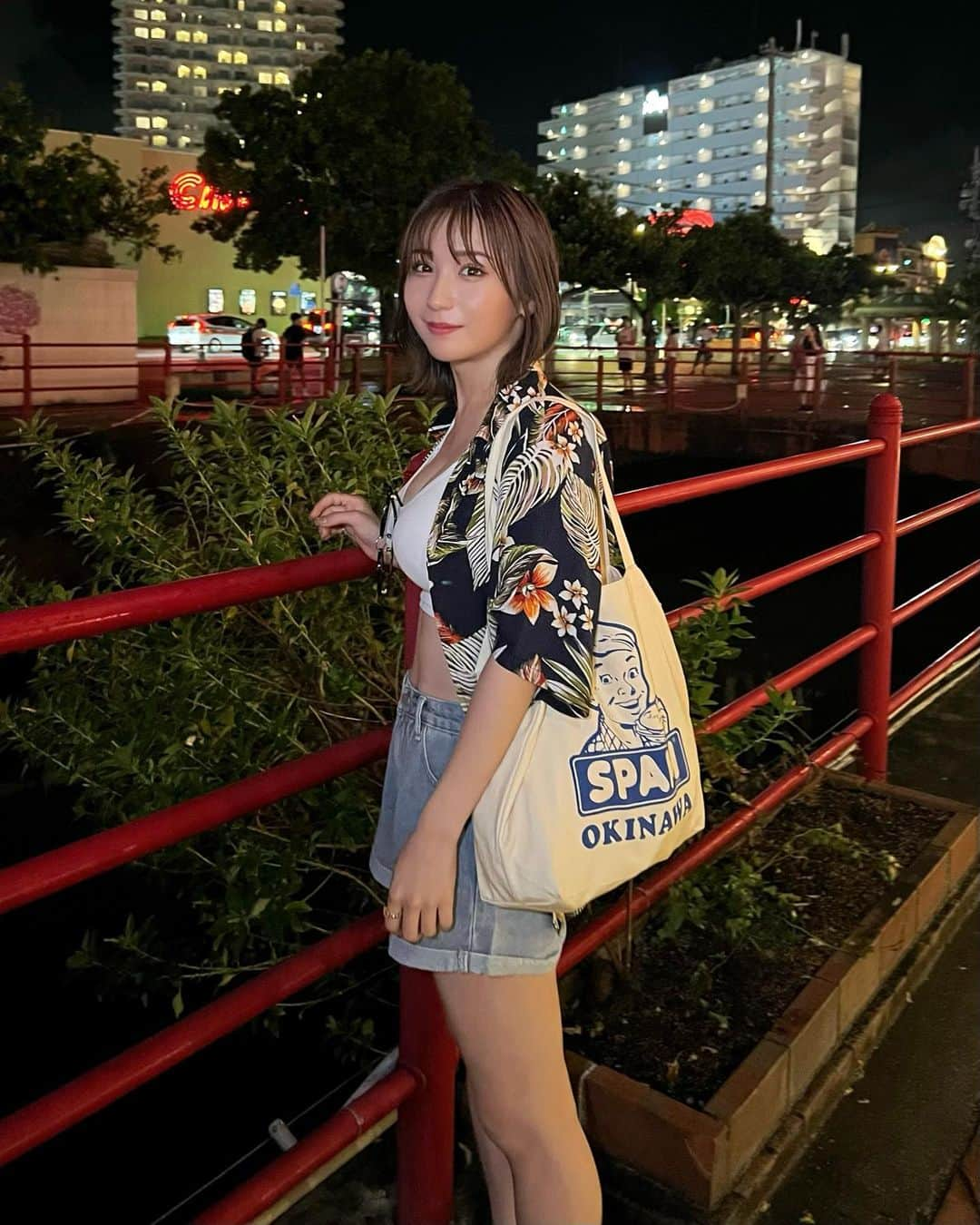 伊藤愛真さんのインスタグラム写真 - (伊藤愛真Instagram)「ハンバーガーとタコライス食べて オリオンビールで優勝🍻 沖縄の夜最高すぎる😩🤍 . . . . . . #アメリカンビレッジ#アメリカンヴィレッジ#アメリカンビレッジ沖縄#沖縄#沖縄グルメ#沖縄旅行#沖縄観光#沖縄ホテル#沖縄コーデ#夏コーデ#アロハシャツ#シャツコーデ#alohashirt#japan#japanesegirl#japaneseculture#gravure#gravureidol#gravuremodel」9月27日 17時08分 - __emagram