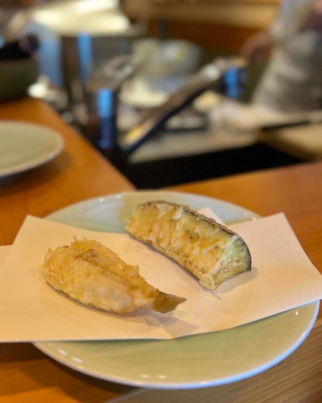 まいまいさんのインスタグラム写真 - (まいまいInstagram)「🍤 職場の近くの天ぷら屋さん「天青」 ランチでお邪魔したんだけど、 とっても美味しくてお気入りのお店に追加！  衣がサッッッッックサクで美味しくて パクパク無限に食べられちゃう。 7枚目の動画の、栗の天ぷらが最高に美味しかったよ🌰❤️ 次はランチで天丼食べてみよーう♥  和食は最高だね〜🇯🇵 . #まいごるふ#まいぐるめ#ゴルフ女子#グルメ女子#表参道グルメ#外苑前グルメ#青山ランチ#港区グルメ#ランチ#天ぷら天青#天麩羅#秋の味覚#ごはん#ごはん記録#日本食#japanesefood#japanesegirl」9月27日 17時57分 - ___maigolf___