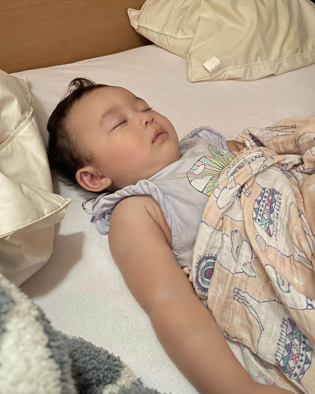 堀口ミイナさんのインスタグラム写真 - (堀口ミイナInstagram)「万椰ちゃんが起きるまで🍒💤　#mayambenim」9月27日 18時44分 - mina_mina_miiina