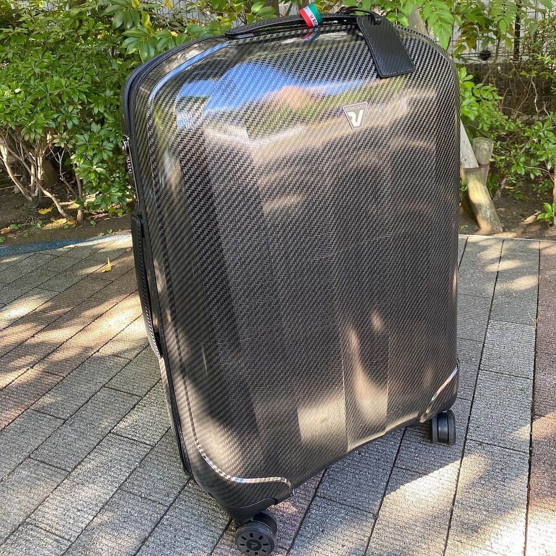 石川理咲子さんのインスタグラム写真 - (石川理咲子Instagram)「スーツケースを新調しました✨ イタリアの老舗スーツケースブランド @roncato_japan WE ARE 63L BLACK🖤  スタイリッシュなデザインでなによりとっても軽い✨ 大型のキャスターで、安定感のある使用感でありながら 静音性にも優れています。 さらに、ファスナーには通常の2.5倍の強度を誇る ダブルファスナーを採用しており こじ開けにくいデザインで機能性も抜群！ 10年保証や修理サービスもしっかりとしているので 長く大切に使っていきたいです☺️ #roncato #ロンカート #madeinitaly #スーツケース #旅行アイテム #海外旅行 #キャリーケース#pr」9月27日 19時39分 - rsk_0315