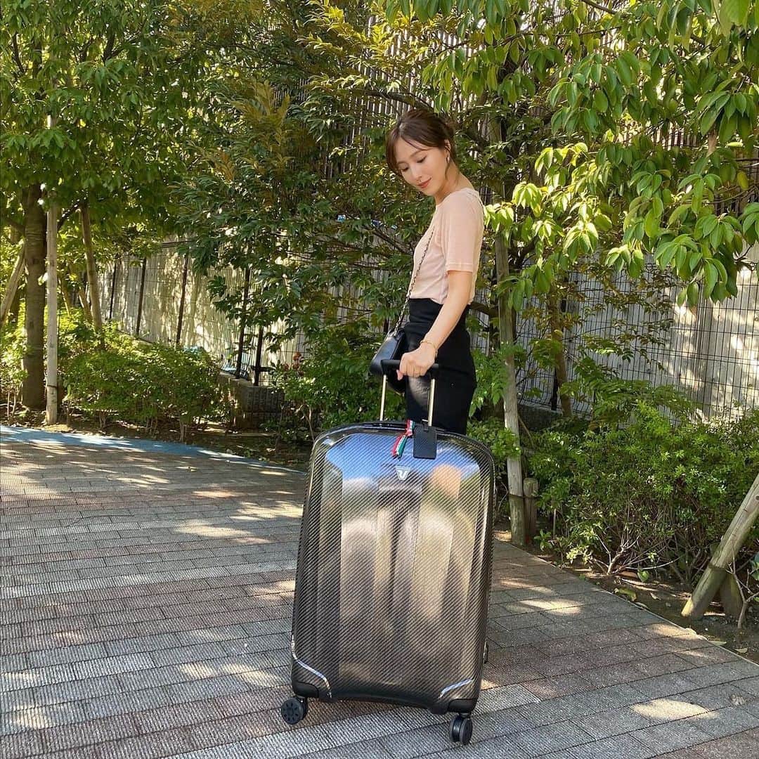 石川理咲子さんのインスタグラム写真 - (石川理咲子Instagram)「スーツケースを新調しました✨ イタリアの老舗スーツケースブランド @roncato_japan WE ARE 63L BLACK🖤  スタイリッシュなデザインでなによりとっても軽い✨ 大型のキャスターで、安定感のある使用感でありながら 静音性にも優れています。 さらに、ファスナーには通常の2.5倍の強度を誇る ダブルファスナーを採用しており こじ開けにくいデザインで機能性も抜群！ 10年保証や修理サービスもしっかりとしているので 長く大切に使っていきたいです☺️ #roncato #ロンカート #madeinitaly #スーツケース #旅行アイテム #海外旅行 #キャリーケース#pr」9月27日 19時39分 - rsk_0315