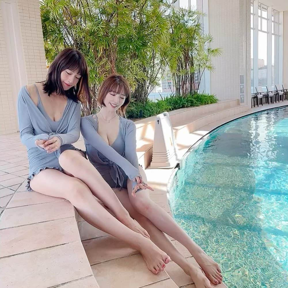 森下悠里さんのインスタグラム写真 - (森下悠里Instagram)「@fanfan_closet  大好きなブランドの水着♡ ここのエコリッチファーコート何着も持ってるし  お洋服も持ってるけど 水着も最高に可愛いの😉❤️  大好きな藍ちゃん💓まきちゃん💓 3人で撮影✨✨  2人ともスタイル抜群で🥺✨✨  まきちゃんが169cm 藍ちゃんは172cm！  160cmの私は一生懸命、背伸び💦  いつも優しくて可愛くて綺麗で 最高に楽しい2人💓  朝からお台場ヒルトンのプールで楽しかった💓💓💓」9月27日 20時44分 - yuurimorishita