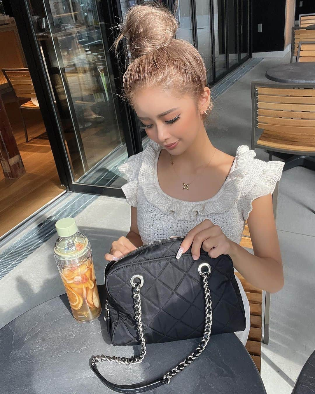 加藤美佳さんのインスタグラム写真 - (加藤美佳Instagram)「楽ちんお団子ヘアーの日👱🏼‍♀️ 今日はお昼にねぎしたべれたの 幸せ〜💗💗 カフェも行ってのんび〜り🫖 お買い物もいってオフを充実できました🌈🌈 . . . 今日のお供はタピオカでも大好きなフルーツティー🫖 無添加無香料無糖分なの🤭 結構お気に入り🤭 #お団子ヘア #お団子 #ヘアアレンジ #カフェ巡り #カフェ活 #ootd #カフェ #dozofreesh#フルーツティー　#ノンカフェイン#インナービューティ#美容day #ヘルシーフード#カロリーゼロ#ダイエット生活 #トロピカルフルーツ #フルーツ好き」9月27日 21時18分 - katomika1212