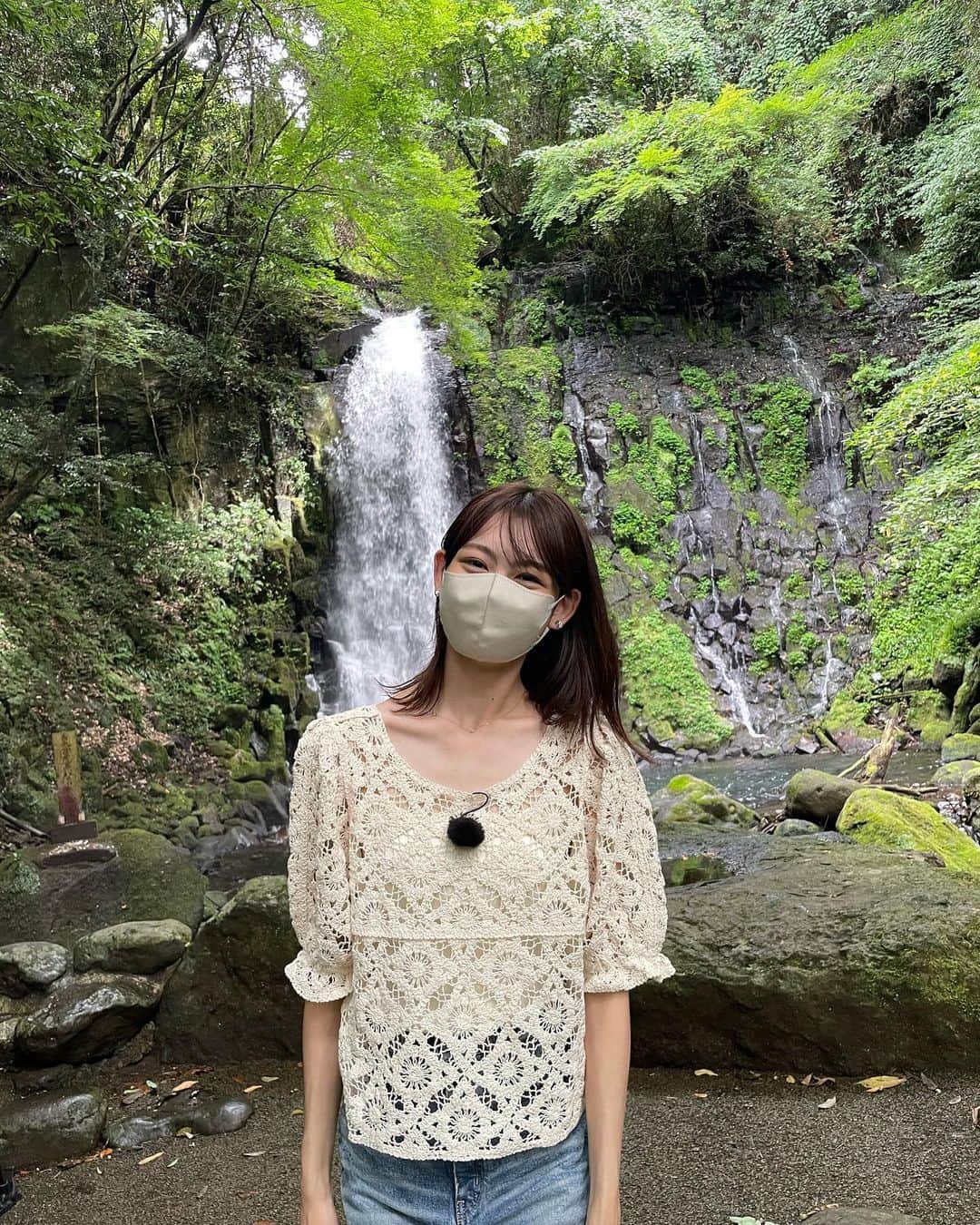 安村真奈さんのインスタグラム写真 - (安村真奈Instagram)「4.5枚目はサタココのロケで行った白糸の滝での写真^ ^ ちょうど一年前の写真は6枚目！ 最後はなんか楽しそうすぎる写真です☺️  1年て早いよね！！！  #安村真奈」9月27日 21時28分 - yasumura_mana