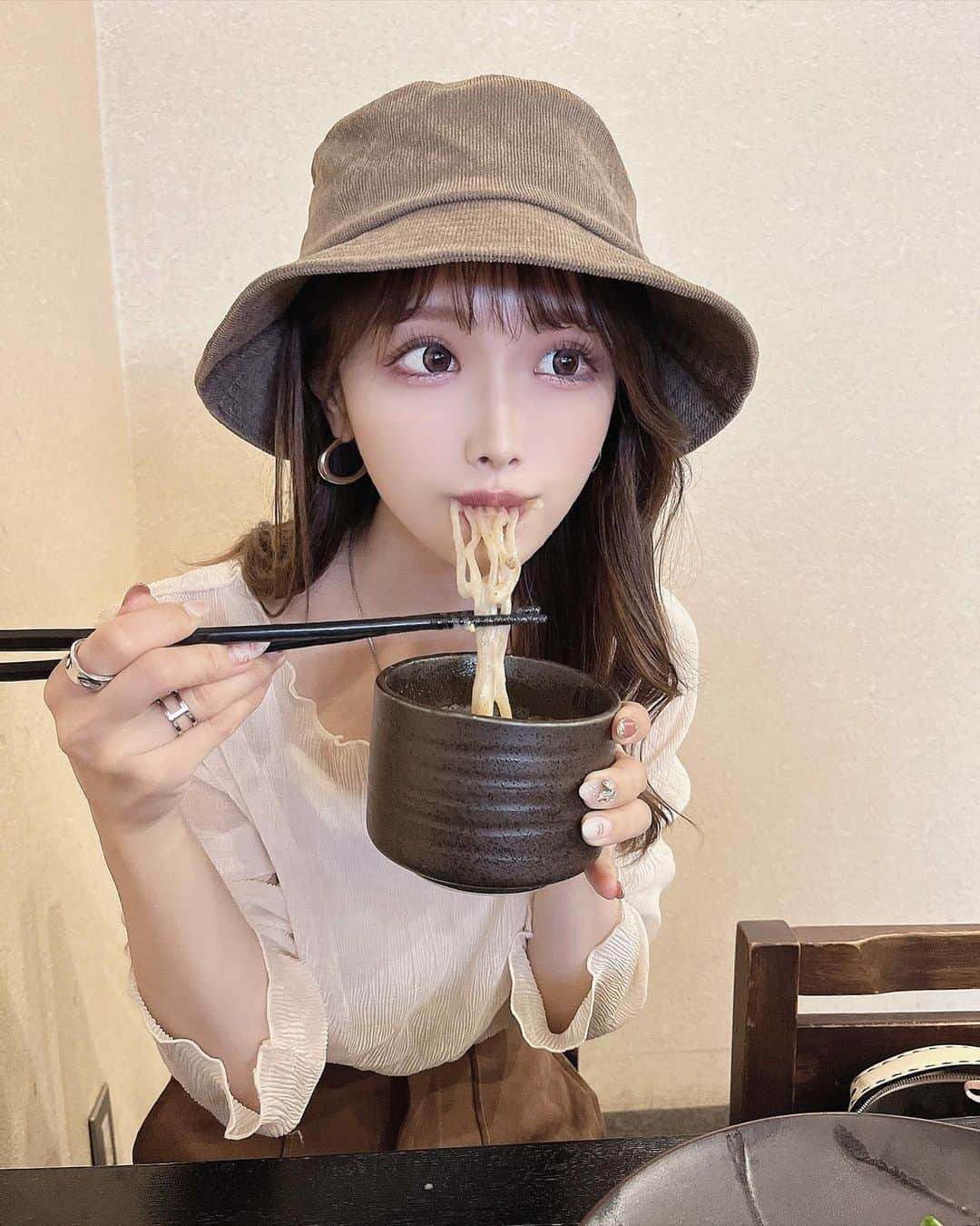 ちーちゃんさんのインスタグラム写真 - (ちーちゃんInstagram)「🍜  みんなもう気づいてると思うけど 私ラーメン大すきなんだけどさ、 その中でもつけ麺 めちゃ好きなんだよね〜🥹  ここは鶏白湯つけ麺の @235_hareruya_official   濃厚でポタージュみたいに クリーミーな鶏白湯スープに 魚介出汁がブレンドされてて とってもおいしかった𓅿♥  平日なのにオープン前から 並んでてすごい人気だったよ😳 あと食器がおしゃれで さすが多治見だなっと思った👏  PR @235_hareruya_official #多治見グルメ #多治見ランチ #岐阜ラーメン #多治見ラーメン #濃厚鶏白湯 #和風ラーメン #三代目晴レル屋 #二度美味しい#ラーメン巡り#ラーメン女子#ラーメン部#バケハ #バケットハット#バケハコーデ#自まつ毛#名古屋ラーメン#たべすたぐらむ#食べスタグラム#食べログ#食レポ#おいしいもの大好き」9月27日 21時44分 - ___c.chan__