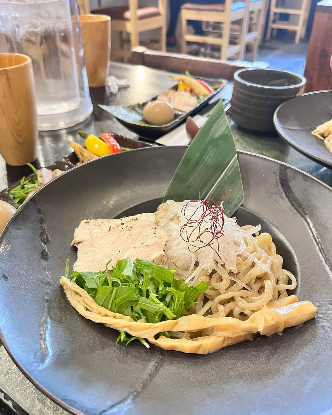 ちーちゃんさんのインスタグラム写真 - (ちーちゃんInstagram)「🍜  みんなもう気づいてると思うけど 私ラーメン大すきなんだけどさ、 その中でもつけ麺 めちゃ好きなんだよね〜🥹  ここは鶏白湯つけ麺の @235_hareruya_official   濃厚でポタージュみたいに クリーミーな鶏白湯スープに 魚介出汁がブレンドされてて とってもおいしかった𓅿♥  平日なのにオープン前から 並んでてすごい人気だったよ😳 あと食器がおしゃれで さすが多治見だなっと思った👏  PR @235_hareruya_official #多治見グルメ #多治見ランチ #岐阜ラーメン #多治見ラーメン #濃厚鶏白湯 #和風ラーメン #三代目晴レル屋 #二度美味しい#ラーメン巡り#ラーメン女子#ラーメン部#バケハ #バケットハット#バケハコーデ#自まつ毛#名古屋ラーメン#たべすたぐらむ#食べスタグラム#食べログ#食レポ#おいしいもの大好き」9月27日 21時44分 - ___c.chan__