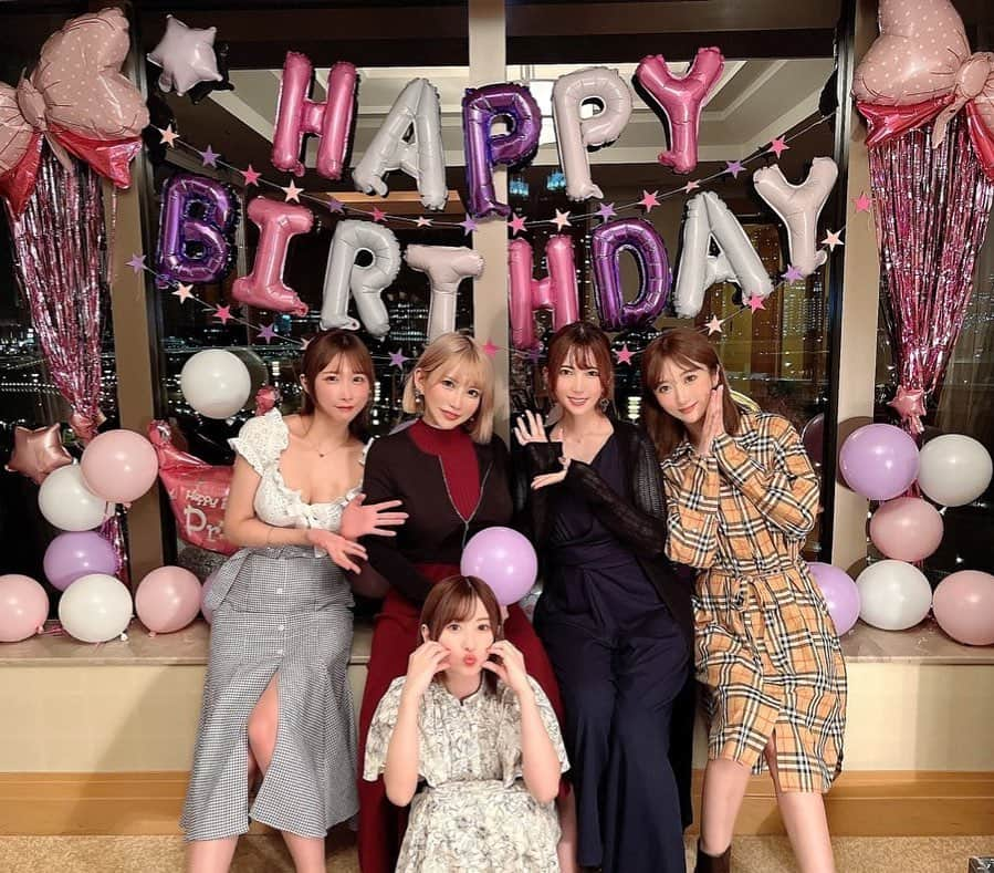 大槻ひびきさんのインスタグラム写真 - (大槻ひびきInstagram)「ヒナちゃん Happy Birthday🥰 みんなでお祝いできて良かった✨ ホテルでいろんな話した！ 可愛くて周りに気遣いできて 悩んだ時いつも素敵なアドバイスくれるヒナちゃん🥹 生まれてきてくれて ありがとう🌸🌸🌸 サプライズも喜んでくれて良かった🥰  飾り付けしてる最中に おもしろハプニングあったんだけど それは機会があったら話す🤣🤣  #happybirthday」9月28日 2時09分 - yanhibi0221