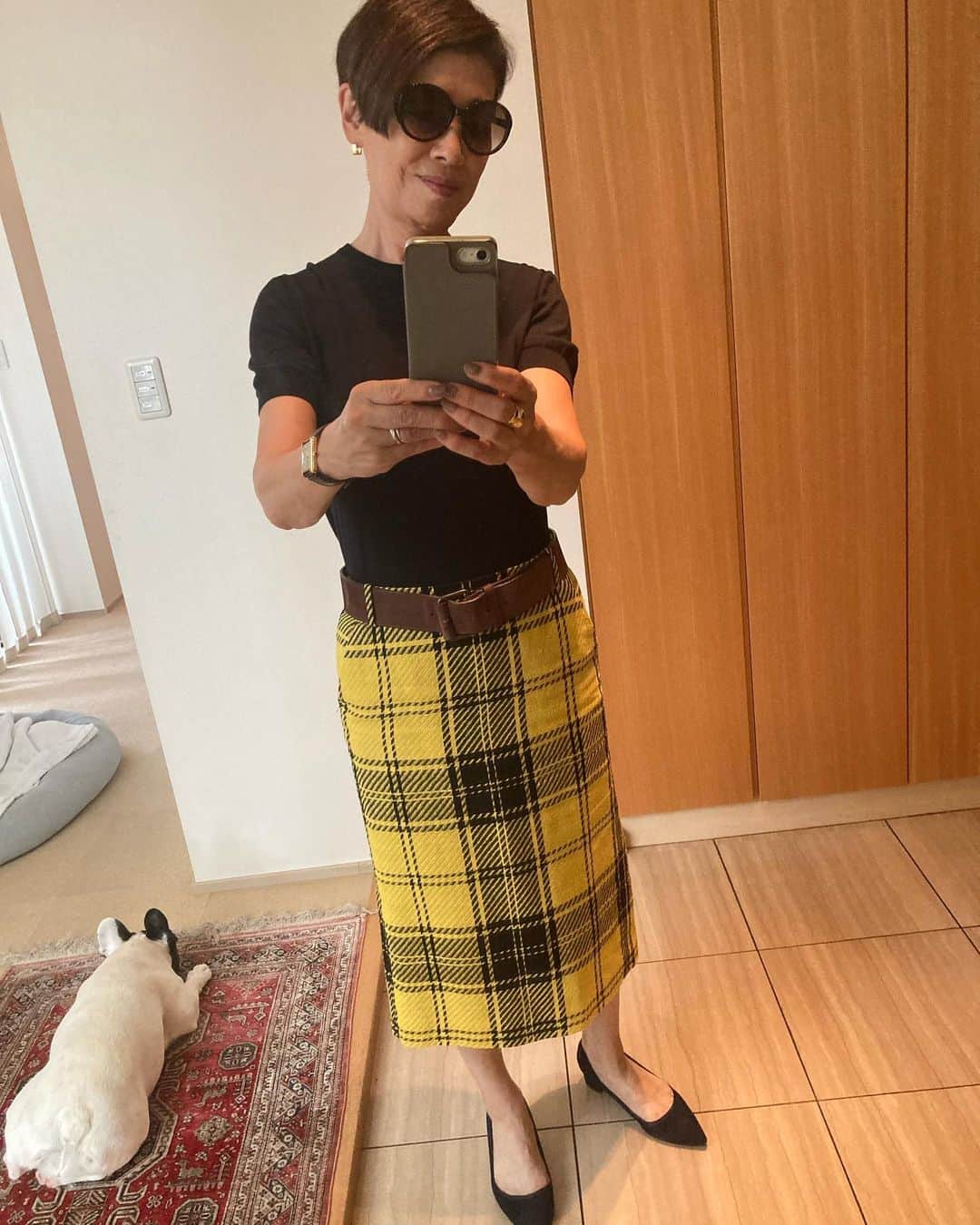 安藤優子さんのインスタグラム写真 - (安藤優子Instagram)「少し秋めいて。  お早うございます‼️  昨日はたっぷり陽射しがあるものの、やはり秋の空気。  ので、ちょっぴり秋の雰囲気を。  トップスは#クルチアーニ 、スカートは長年愛用している#ジュンコシマダ さんのものです。  このスカートは、麻素材なのですが、大胆なチェックとさりげないストンとしたデザインが気に入っています。  いつもお元気で、素敵な順子さんにお会いしたくなりました。  さっそろそろ朝ンポです。  リンちゃーん‼️  本日もよろしくお願い致します。  #フレンチブルドッグ  #安藤優子」9月28日 6時07分 - yukoando0203