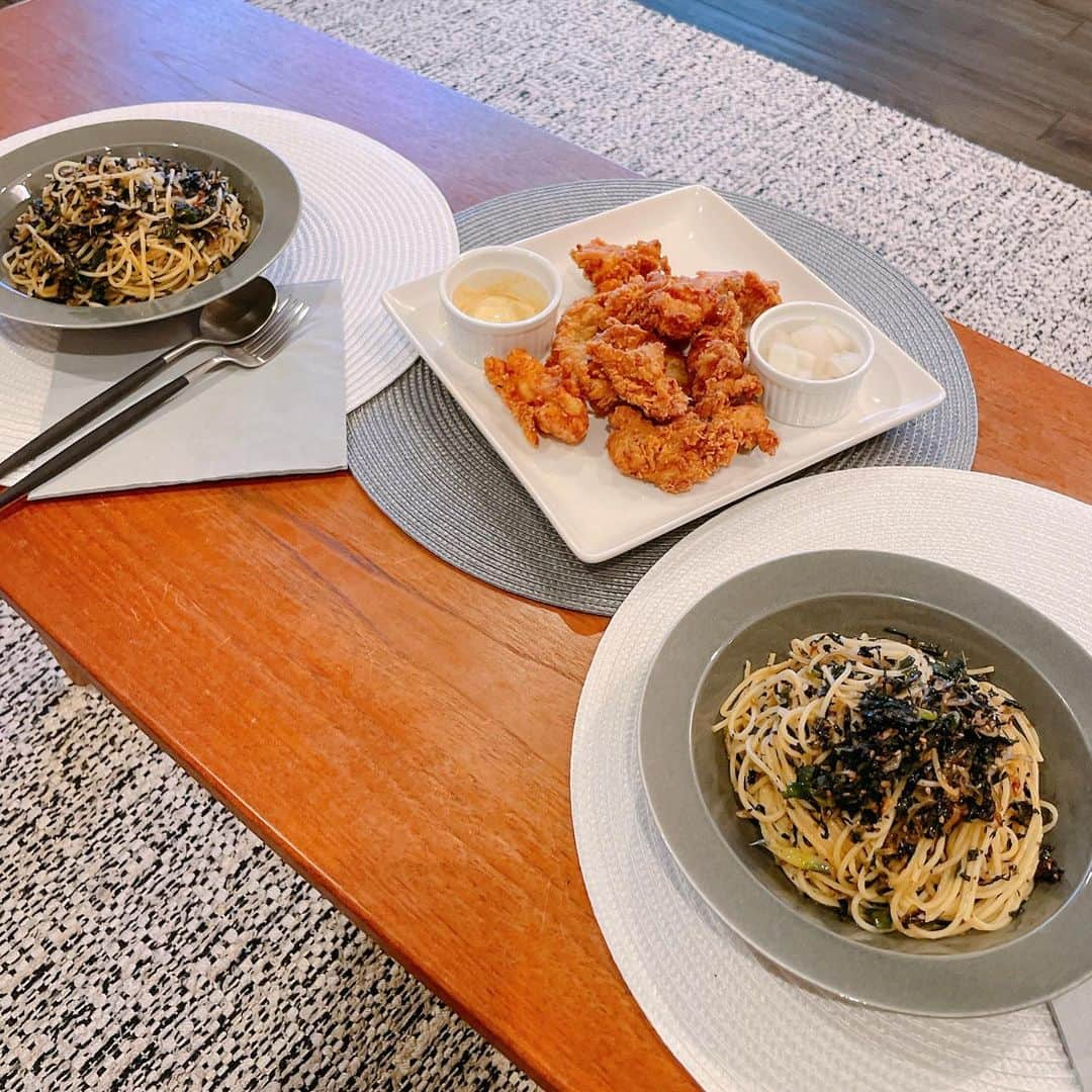 葉月里緒奈さんのインスタグラム写真 - (葉月里緒奈Instagram)「パスタ率高し=やる気スイッチオフ。 #おうちごはん #夕ご飯#パスタ#梅しそひじきとじゃこと九条ネギのパスタ#ガーリックオイル炒め #見た目は悪いけど美味しいのよ#チョアチキン#カリカリで美味しい #rionahazuki」9月28日 8時53分 - riona_hazuki