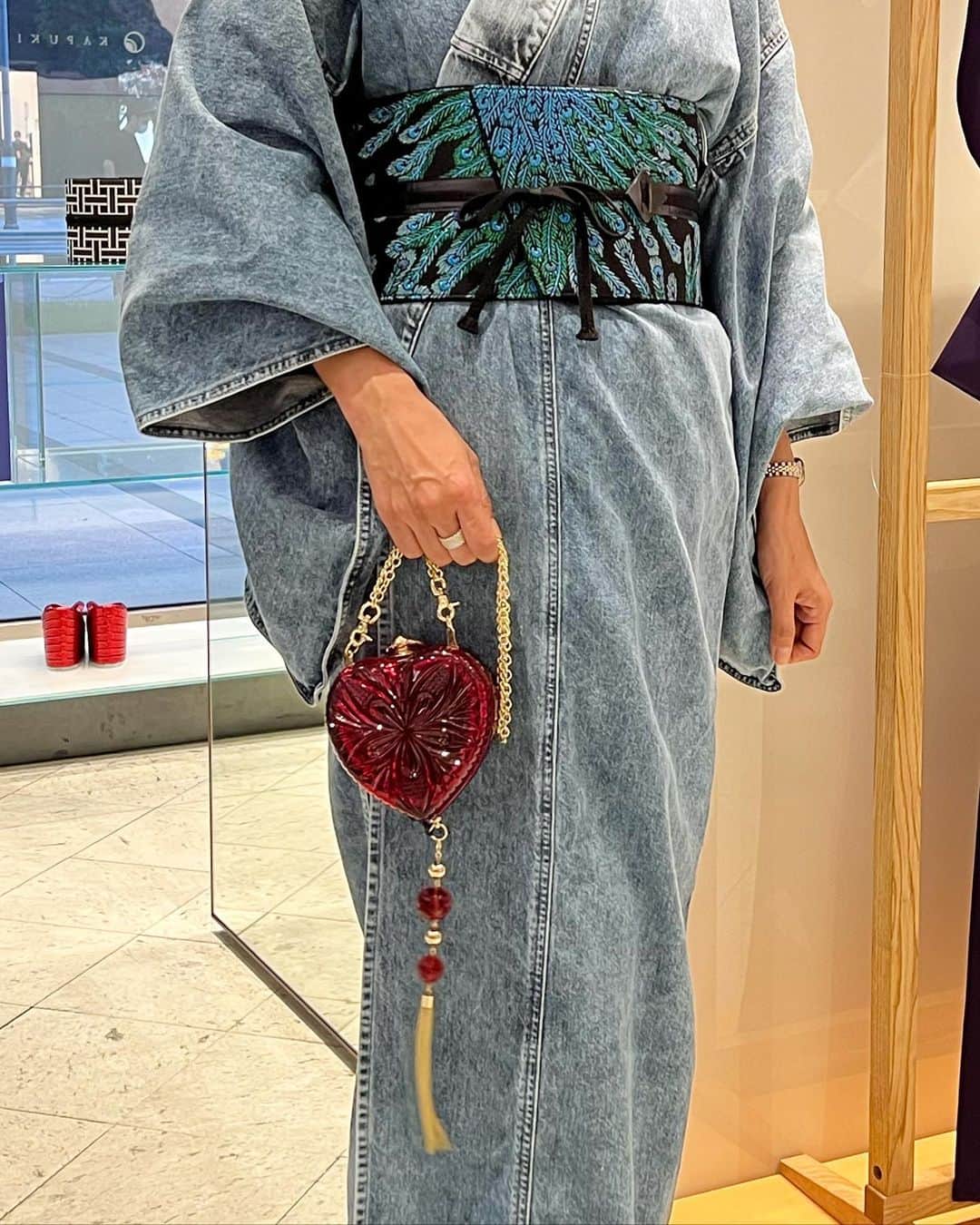 前田典子さんのインスタグラム写真 - (前田典子Instagram)「初めて着てみた❣️ @kimono_kapuki  #kapuki の #デニム着物 コートみたいに着て 帯ベルトを装着するだけ 超簡単👍 新しい着物と言うか 着物風ファッション👘  デニム着物は 想像していたより軽く デニムのゴワつきも無くて ワン、ツーと簡単に誰でも着れます😃👍 お太鼓もおはしょりも長襦袢も無く 補正も要らない 履きモノも自由👠🥾👡 フリースタイルファッション🙌 これも#きも活　メイドインジャパン 新しいファッションを愉しむ😊 このバックも可愛かったよ❤️ #着物#ファッション #アバンギャルド  @uemuuchan ちゃんと 👘👖  この日はミッドタウンの伊勢丹サローネにてポップアップ最終日だったんだけど @kimono_kapuki は 中目黒にお店があります❣️」9月28日 11時08分 - maenorichang