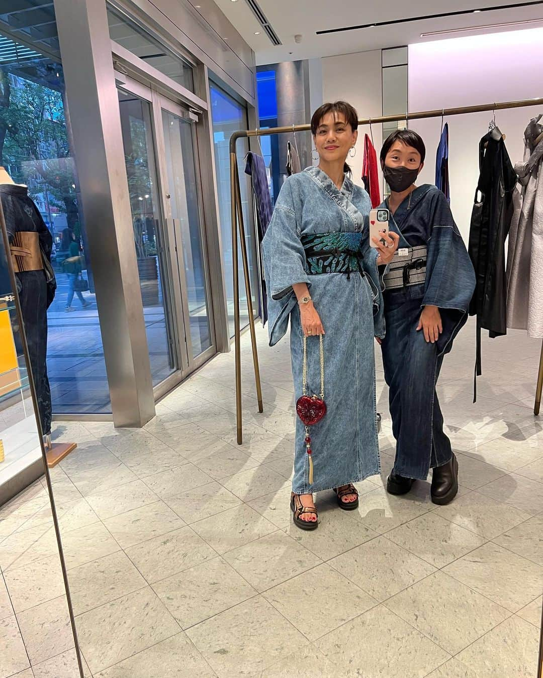 前田典子さんのインスタグラム写真 - (前田典子Instagram)「初めて着てみた❣️ @kimono_kapuki  #kapuki の #デニム着物 コートみたいに着て 帯ベルトを装着するだけ 超簡単👍 新しい着物と言うか 着物風ファッション👘  デニム着物は 想像していたより軽く デニムのゴワつきも無くて ワン、ツーと簡単に誰でも着れます😃👍 お太鼓もおはしょりも長襦袢も無く 補正も要らない 履きモノも自由👠🥾👡 フリースタイルファッション🙌 これも#きも活　メイドインジャパン 新しいファッションを愉しむ😊 このバックも可愛かったよ❤️ #着物#ファッション #アバンギャルド  @uemuuchan ちゃんと 👘👖  この日はミッドタウンの伊勢丹サローネにてポップアップ最終日だったんだけど @kimono_kapuki は 中目黒にお店があります❣️」9月28日 11時08分 - maenorichang