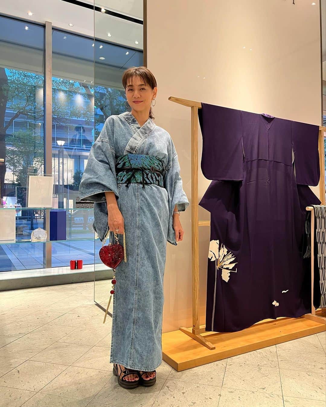 前田典子さんのインスタグラム写真 - (前田典子Instagram)「初めて着てみた❣️ @kimono_kapuki  #kapuki の #デニム着物 コートみたいに着て 帯ベルトを装着するだけ 超簡単👍 新しい着物と言うか 着物風ファッション👘  デニム着物は 想像していたより軽く デニムのゴワつきも無くて ワン、ツーと簡単に誰でも着れます😃👍 お太鼓もおはしょりも長襦袢も無く 補正も要らない 履きモノも自由👠🥾👡 フリースタイルファッション🙌 これも#きも活　メイドインジャパン 新しいファッションを愉しむ😊 このバックも可愛かったよ❤️ #着物#ファッション #アバンギャルド  @uemuuchan ちゃんと 👘👖  この日はミッドタウンの伊勢丹サローネにてポップアップ最終日だったんだけど @kimono_kapuki は 中目黒にお店があります❣️」9月28日 11時08分 - maenorichang
