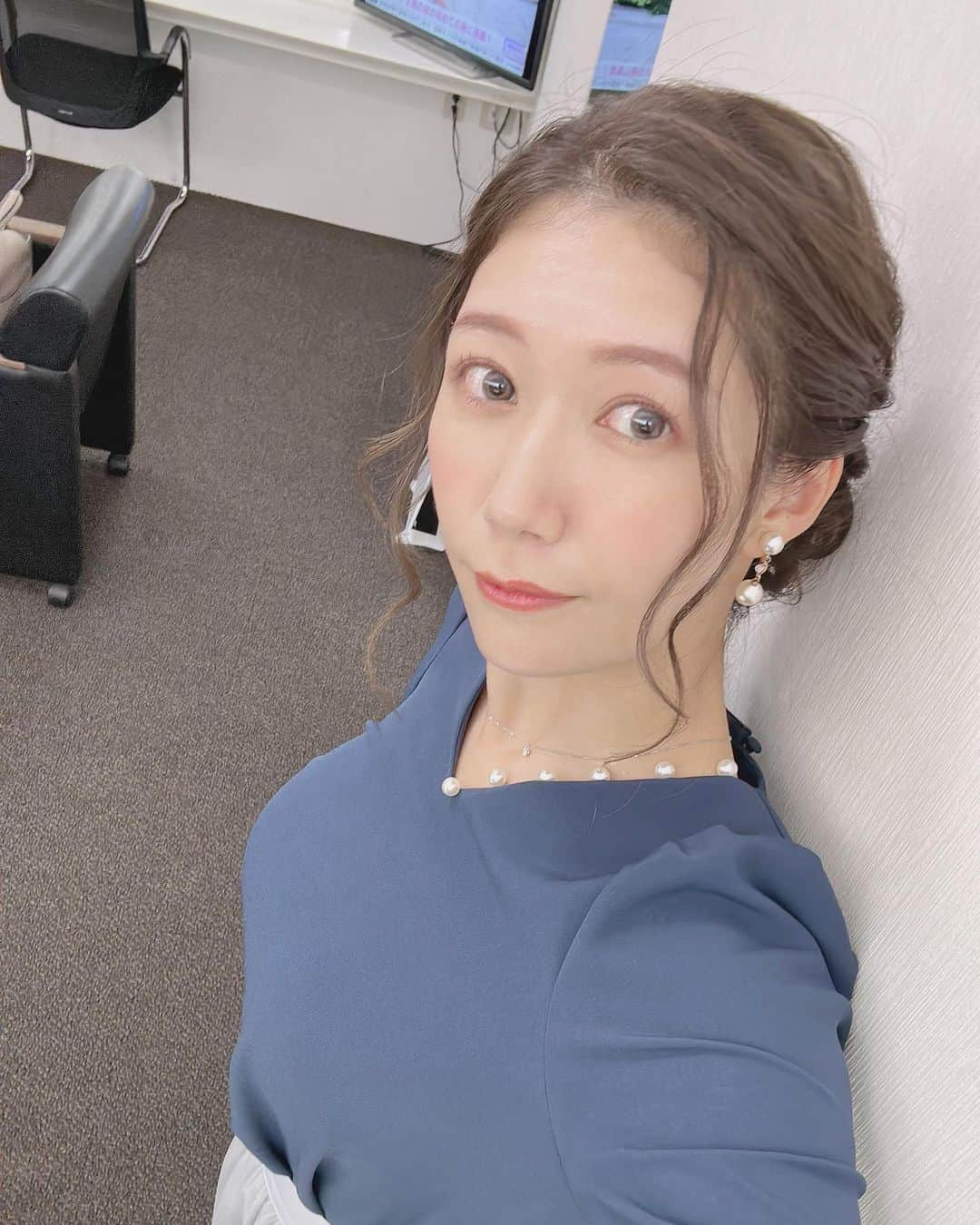 穂川果音さんのインスタグラム写真 - (穂川果音Instagram)「hair style  アップヘアだよー！  またもフィルターのカラーが以前と違ったままです🤔 前の機種の時はどのフィルターを使っていたのか、迷子です泣  #hairstyle #hairarrange #アップヘア　#アベプラ　#abematv #アップスタイル　#イヤリング　#earrings   #穂川果音  #気象予報士　#下めアップ  #綺麗めアレンジ 　#まとめ髪　#お天気キャスター #前髪アレンジ　#編み込みアップヘア #編み込みアレンジ　#可愛い系ヘアスタイル」9月28日 12時52分 - hokawakanonn