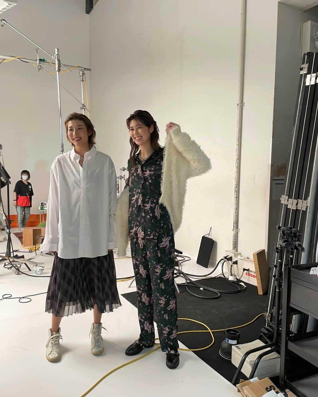 木村沙織さんのインスタグラム写真 - (木村沙織Instagram)「. off shot🤳🏼 . . 最後マネージャーさんにカメラを向けられ 揃ってしまったポーズは最後の一枚です👯‍♀️ . . #このポーズが一発で揃うの謎」9月28日 13時17分 - saoriiiii819