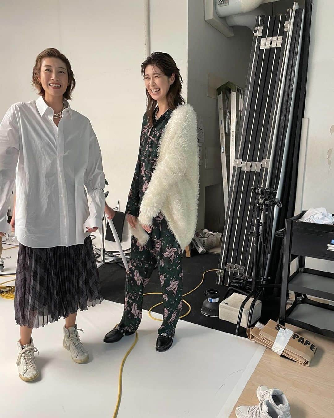 木村沙織さんのインスタグラム写真 - (木村沙織Instagram)「. off shot🤳🏼 . . 最後マネージャーさんにカメラを向けられ 揃ってしまったポーズは最後の一枚です👯‍♀️ . . #このポーズが一発で揃うの謎」9月28日 13時17分 - saoriiiii819