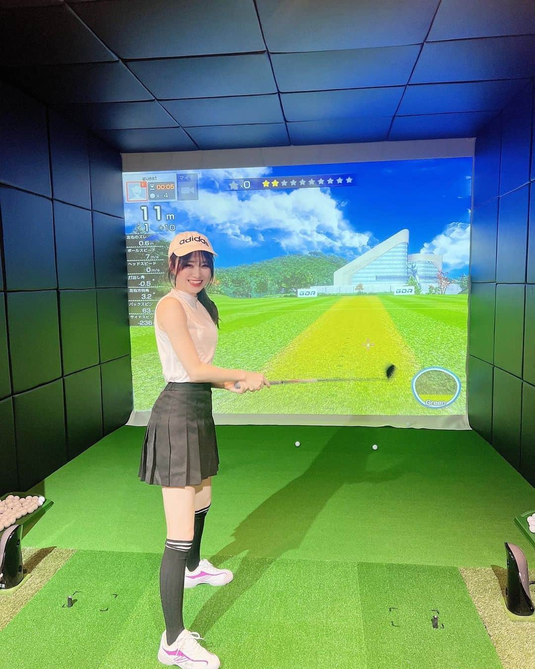 小越しほみさんのインスタグラム写真 - (小越しほみInstagram)「OPENしたばかりのゴルフスタジオ @rentaloffice_mobius ⛳️  さやかちゃんと2人とも初心者だったけど 高性能シュミレーターでセルフスイングチェックできたり モードも色々選べてよかった☺️  内装綺麗で広いし 映像がリアルなゴルフ場っぽくて楽しかったー！✨  私たちはビジターメニューで行ったんだけど 月額会員は毎日50分間打席料0円でお得みたい🫢  駅近でクラブとシューズも無料レンタルできるから 仕事帰りふらっと行くにもよさそうだよ🙆🏻‍♀️  . . . . . . . . . . .  #シュミレーションゴルフ #ゴルフ練習場 #ゴルフスタジオメビウス #西川口ゴルフ #インドアゴルフ練習場 #シミュレーションゴルフ #インドア練習 #golfzongdr #pr #golf #golfwear #ゴルフ #ゴルフウェア #ゴルフ女子 #ゴルフコーデ #ゴルフ女子コーデ #美脚 #生脚 #ミニスカート #ミニスカ #絶対領域 #ニーハイ #ニーハイソックス」9月28日 13時56分 - shihomi1129