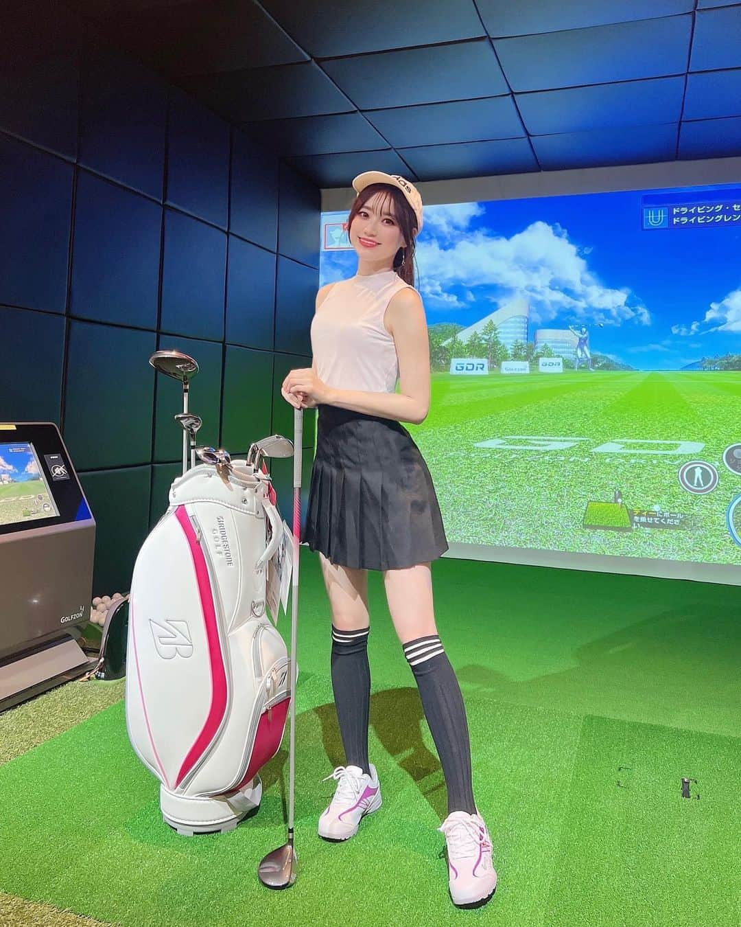 小越しほみさんのインスタグラム写真 - (小越しほみInstagram)「OPENしたばかりのゴルフスタジオ @rentaloffice_mobius ⛳️  さやかちゃんと2人とも初心者だったけど 高性能シュミレーターでセルフスイングチェックできたり モードも色々選べてよかった☺️  内装綺麗で広いし 映像がリアルなゴルフ場っぽくて楽しかったー！✨  私たちはビジターメニューで行ったんだけど 月額会員は毎日50分間打席料0円でお得みたい🫢  駅近でクラブとシューズも無料レンタルできるから 仕事帰りふらっと行くにもよさそうだよ🙆🏻‍♀️  . . . . . . . . . . .  #シュミレーションゴルフ #ゴルフ練習場 #ゴルフスタジオメビウス #西川口ゴルフ #インドアゴルフ練習場 #シミュレーションゴルフ #インドア練習 #golfzongdr #pr #golf #golfwear #ゴルフ #ゴルフウェア #ゴルフ女子 #ゴルフコーデ #ゴルフ女子コーデ #美脚 #生脚 #ミニスカート #ミニスカ #絶対領域 #ニーハイ #ニーハイソックス」9月28日 13時56分 - shihomi1129