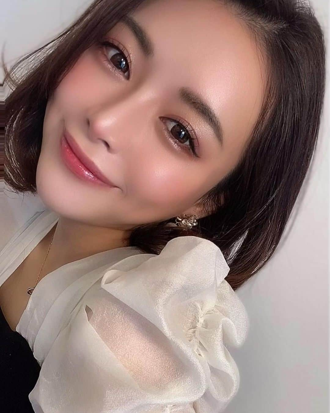 山本彩未さんのインスタグラム写真 - (山本彩未Instagram)「. 純欲メイク💄🇨🇳 . . チークは広範囲に鼻先にも☺️ ツヤ感と血色感❣️  アイシャドーはピンクめに🥰 . . 顔タイプアクティブキュート(フェミニン寄り)なのでアイメイクは大人っぽくするとバランスいいの🐱✨ . .  使ってるアイテムとかはハイライトの楽天ROOMからみてね💋 . . . . #純欲メイク#純欲風#中華メイク#メイク#コスメ#顔タイプアクティブキュート#ボブ#楽天ルーム」9月28日 16時11分 - _ayami.y_