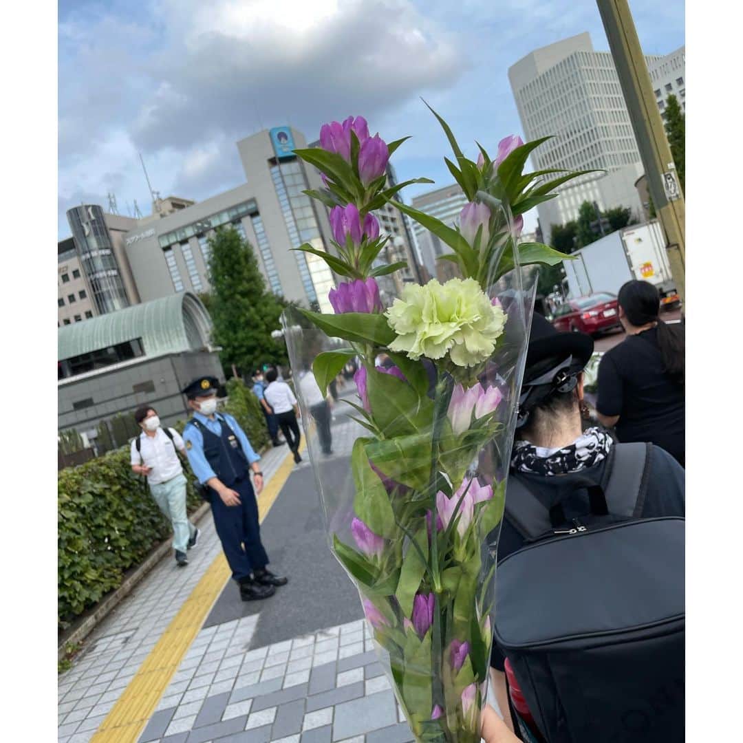 脊山麻理子さんのインスタグラム写真 - (脊山麻理子Instagram)「4時間半並んで、安倍元総理の一般献花に行ってきました。最後尾は四ツ谷駅を折り返し麹町駅まで伸びていました。安倍元総理に献花をしようという方が、高校生から赤ちゃんを連れたお母さん、お年寄りまで、たくさんの方が並んでいました。秋のさわやかな気候のおかげで、安倍元総理に思いを馳せながら穏やかに並ぶことができました。  安倍元総理、日本のために尽くして下さり、ありがとうございました。これからも、空から日本国を見守って下さい。」9月28日 17時32分 - mariko_seyama_milkpon