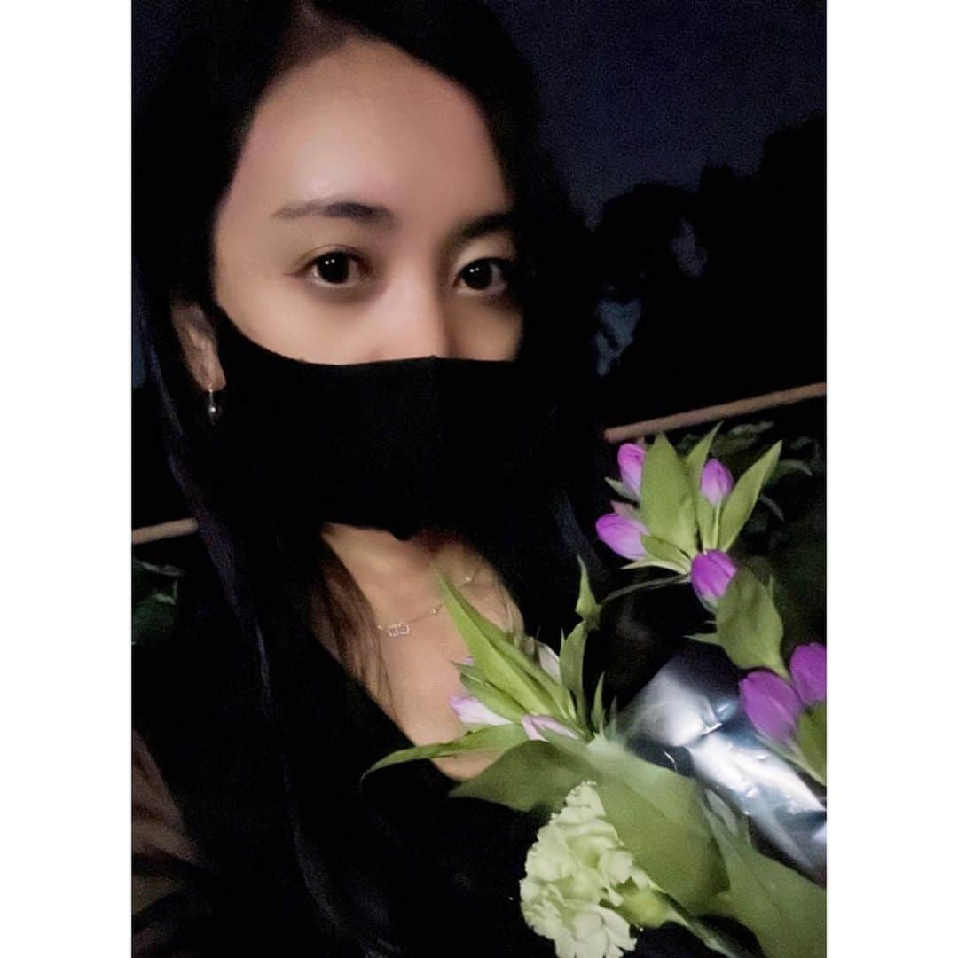 脊山麻理子さんのインスタグラム写真 - (脊山麻理子Instagram)「4時間半並んで、安倍元総理の一般献花に行ってきました。最後尾は四ツ谷駅を折り返し麹町駅まで伸びていました。安倍元総理に献花をしようという方が、高校生から赤ちゃんを連れたお母さん、お年寄りまで、たくさんの方が並んでいました。秋のさわやかな気候のおかげで、安倍元総理に思いを馳せながら穏やかに並ぶことができました。  安倍元総理、日本のために尽くして下さり、ありがとうございました。これからも、空から日本国を見守って下さい。」9月28日 17時32分 - mariko_seyama_milkpon