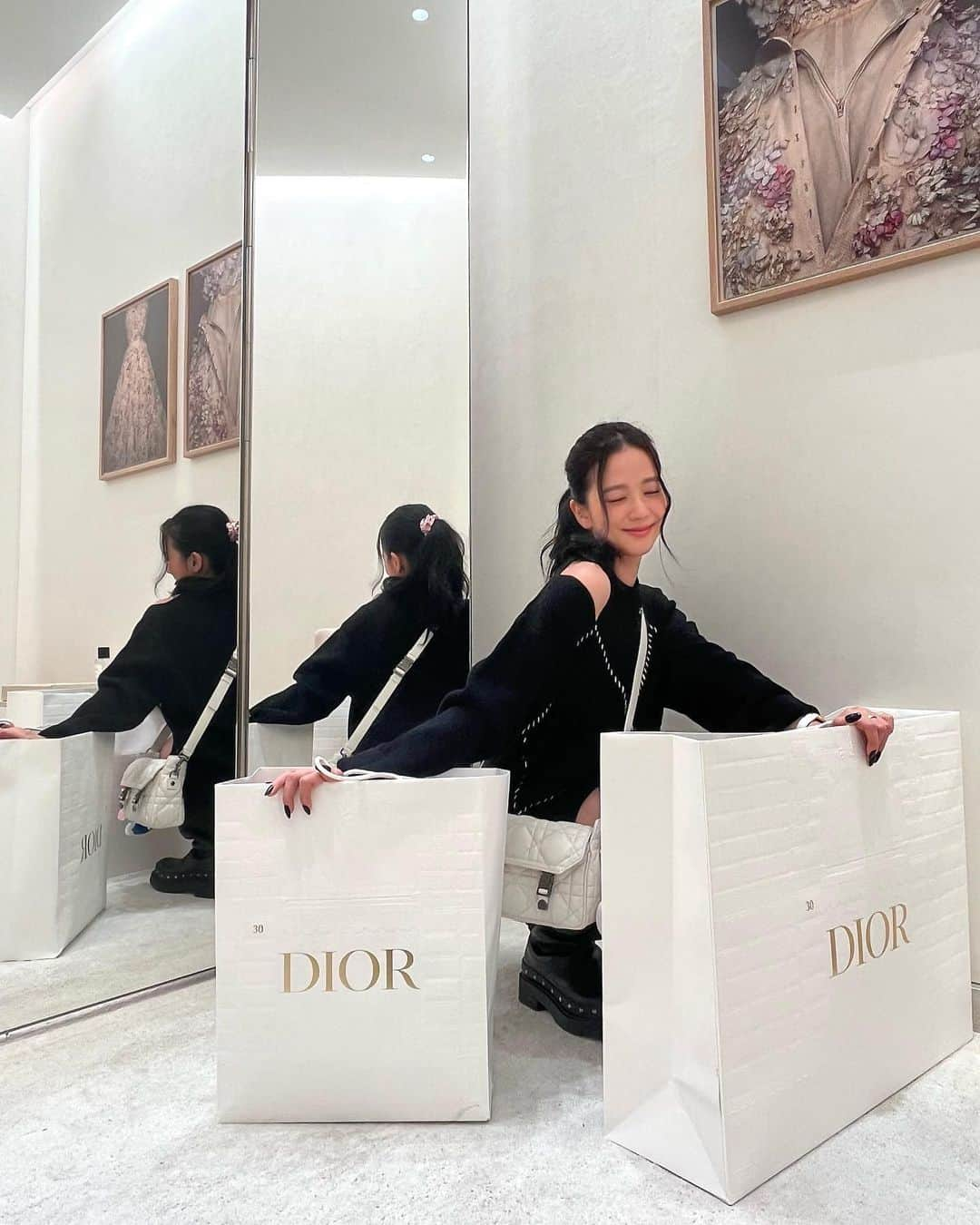 ジスさんのインスタグラム写真 - (ジスInstagram)「Lovely time at @Dior 🛍️❣️🎁」9月28日 17時49分 - sooyaaa__