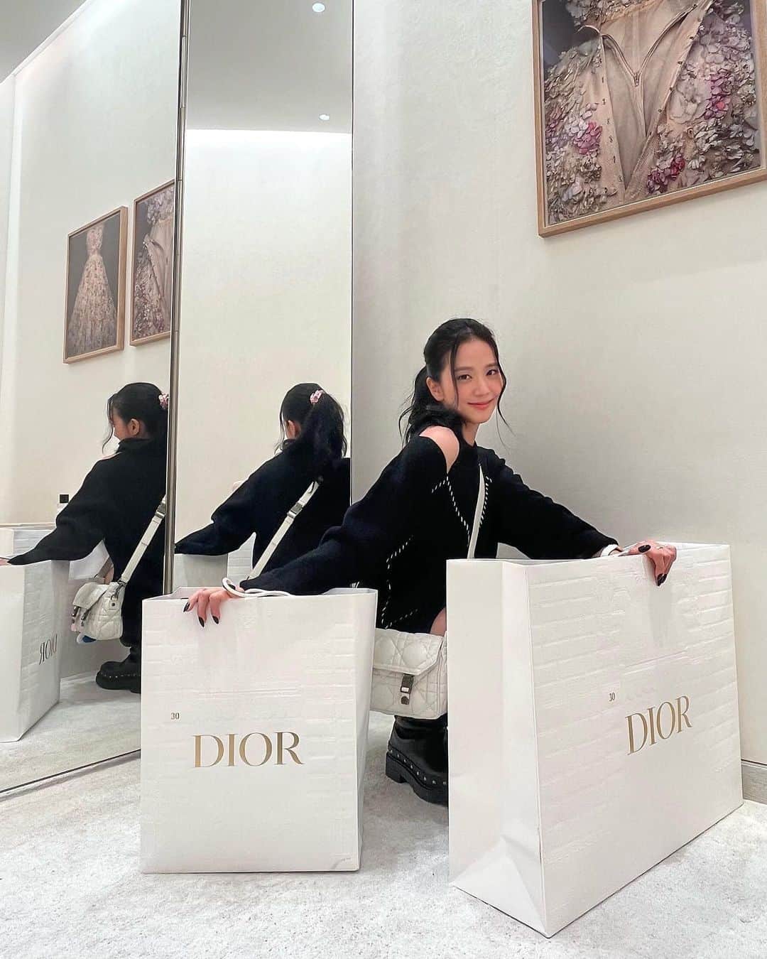 ジスさんのインスタグラム写真 - (ジスInstagram)「Lovely time at @Dior 🛍️❣️🎁」9月28日 17時49分 - sooyaaa__