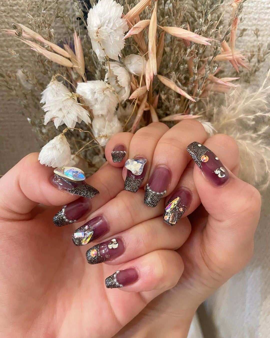 まゆぴちゅーさんのインスタグラム写真 - (まゆぴちゅーInstagram)「ɴᴇᴡ ɴᴀɪʟ💅❤︎ 𓈒 𓂂𓏸  この間また秋っぽネイルチェンジ してきましたーーー！❤️❤️❤️  げ！き！か！わ！！！！！  新宿にある @unflair_shinjuku さんの ところに行ったよー🫶🏻！  ここ、営業時間が11:00〜5:00だから 予約調整しやすくて神だなと思いました🥹❤︎  ハンドネイルは、 ベースは紫でもないし赤茶でもないし黒でも ない絶妙な感じに、黒✖️ゴールドの ラメのフレンチいれて、 パーツが豊富なサロンだったから たくさん可愛いの載せた🫣💎💓💓！  キラキラかわいい🙈♡‼︎  フットネイルも同時に変えて、 フットは大好き埋め尽くしと、 他のベースは茶色に、茶色っぽい ラメグラをいれてくれてるから 角度変えてみたらとても秋色🍁♡  担当は、 ベテランの @chiharinko0409 さん❤︎  めちゃ施術うまくてはやかった🥰👏 ありがとうございました🥺🌈❤️❤️ . . . #newnail #Autumnnail #秋ネイル #秋ネイルデザイン #秋ネイル2022 #キラキラネイル #ハートネイル #埋め尽くしネイル #フレンチネイル #スクエアネイル #パーツネイル #韓国ネイル #新宿ネイルサロン」9月28日 18時45分 - mayu_03pichu