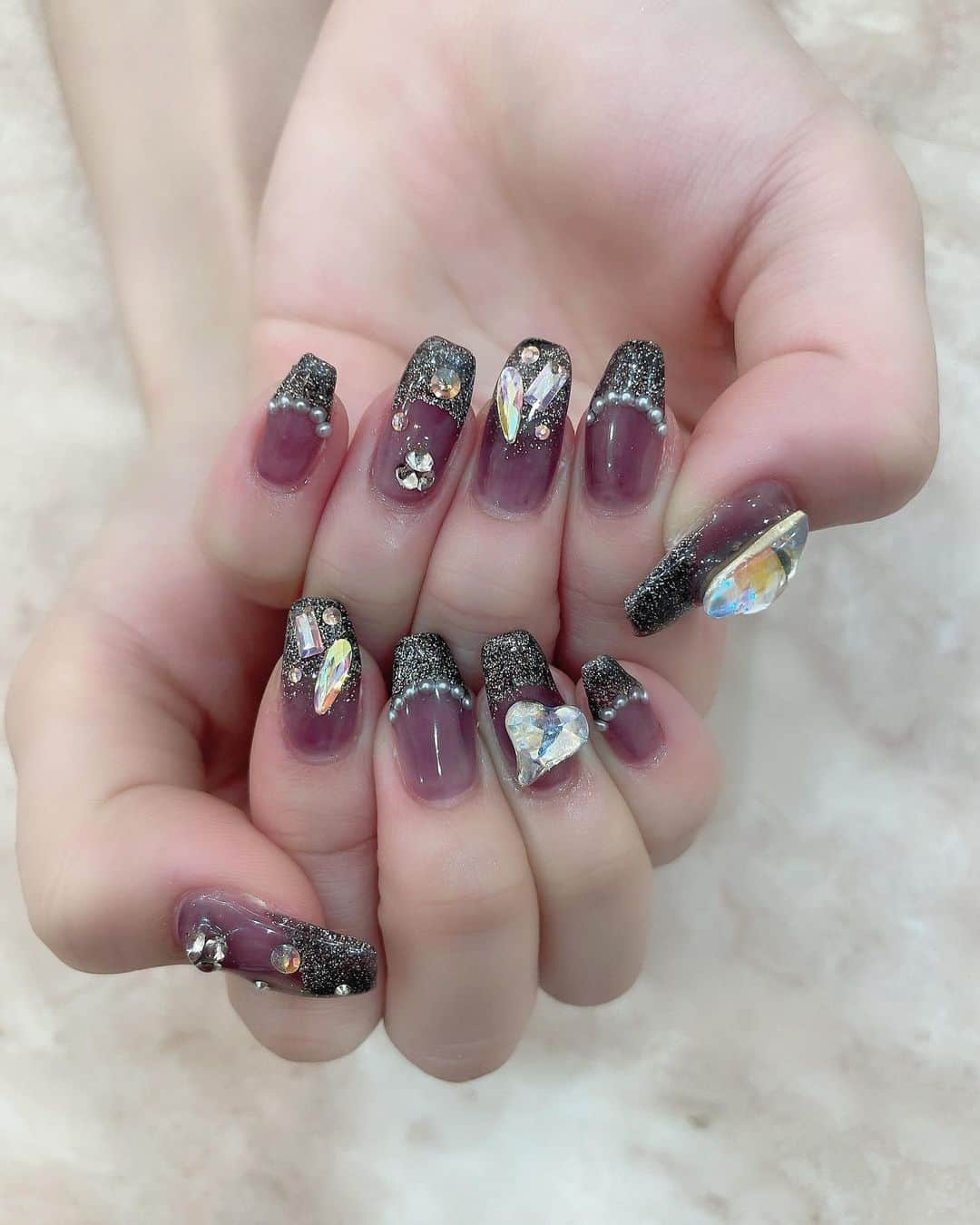 まゆぴちゅーさんのインスタグラム写真 - (まゆぴちゅーInstagram)「ɴᴇᴡ ɴᴀɪʟ💅❤︎ 𓈒 𓂂𓏸  この間また秋っぽネイルチェンジ してきましたーーー！❤️❤️❤️  げ！き！か！わ！！！！！  新宿にある @unflair_shinjuku さんの ところに行ったよー🫶🏻！  ここ、営業時間が11:00〜5:00だから 予約調整しやすくて神だなと思いました🥹❤︎  ハンドネイルは、 ベースは紫でもないし赤茶でもないし黒でも ない絶妙な感じに、黒✖️ゴールドの ラメのフレンチいれて、 パーツが豊富なサロンだったから たくさん可愛いの載せた🫣💎💓💓！  キラキラかわいい🙈♡‼︎  フットネイルも同時に変えて、 フットは大好き埋め尽くしと、 他のベースは茶色に、茶色っぽい ラメグラをいれてくれてるから 角度変えてみたらとても秋色🍁♡  担当は、 ベテランの @chiharinko0409 さん❤︎  めちゃ施術うまくてはやかった🥰👏 ありがとうございました🥺🌈❤️❤️ . . . #newnail #Autumnnail #秋ネイル #秋ネイルデザイン #秋ネイル2022 #キラキラネイル #ハートネイル #埋め尽くしネイル #フレンチネイル #スクエアネイル #パーツネイル #韓国ネイル #新宿ネイルサロン」9月28日 18時45分 - mayu_03pichu