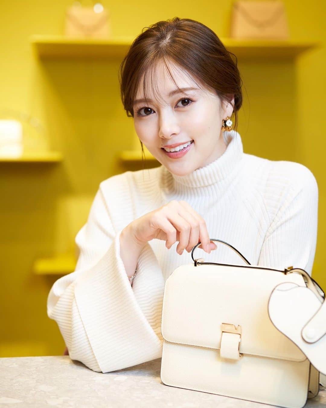 白石麻衣さんのインスタグラム写真 - (白石麻衣Instagram)「ヴァレクストラのネクストアイコン「ノーロ」  ミラノの職人さんが愛情を込めて ひとつひとつ手作りしているそうで、 手に取った感触がとても優しく、何より軽くて使いやすい。 一生、大事にしたいバッグです🤍  #valextra #NoLoBag」9月28日 19時05分 - m.shiraishi.official