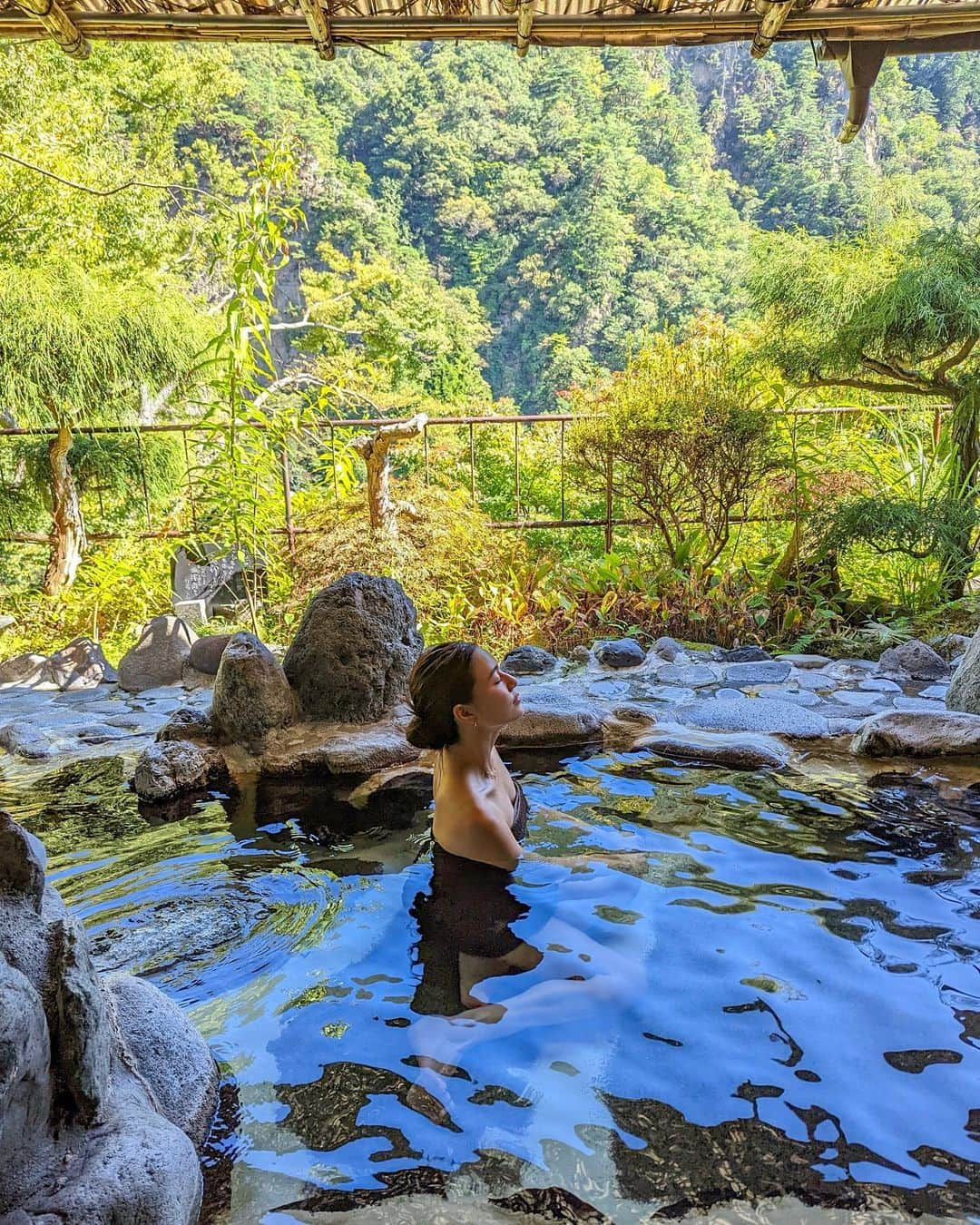 石井里奈さんのインスタグラム写真 - (石井里奈Instagram)「沼田の有名な温泉、老神温泉♨ 今回は老舗旅館の伍楼閣さんへ✨ . 古き良き風情のある旅館。 この赤城の湯は全国露天風呂百景に選ばれた露天風呂👏 他にも貸切風呂のもみぢの湯などもあってゆっくり癒されました♥️ . 温泉には湯の華が浮かんでいて、良質な温泉成分が入ってるのがわかりました👀（ママから教えてもらった） お風呂上がりのシードルも最高🍾🍎♥️ ※今回特別に撮影許可をいただいて撮影しております . #沼田 #沼田市 #露天風呂 #お風呂 #温泉 #onsen #japantravel #visitjapanjp #japan #bathtime #温泉旅行」9月28日 19時38分 - ri7tin1025