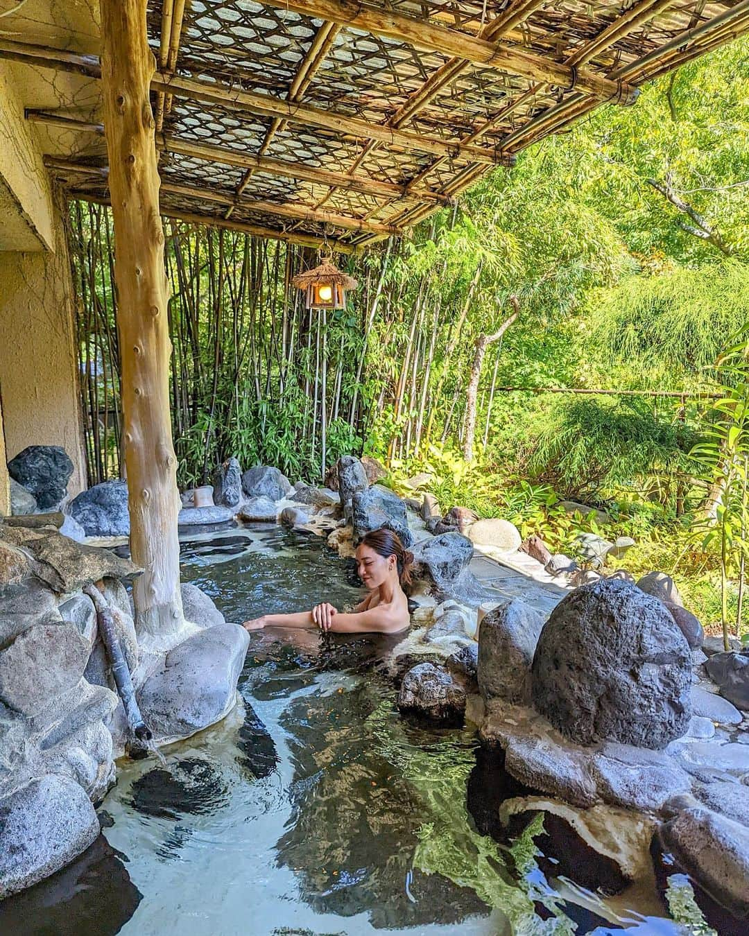 石井里奈さんのインスタグラム写真 - (石井里奈Instagram)「沼田の有名な温泉、老神温泉♨ 今回は老舗旅館の伍楼閣さんへ✨ . 古き良き風情のある旅館。 この赤城の湯は全国露天風呂百景に選ばれた露天風呂👏 他にも貸切風呂のもみぢの湯などもあってゆっくり癒されました♥️ . 温泉には湯の華が浮かんでいて、良質な温泉成分が入ってるのがわかりました👀（ママから教えてもらった） お風呂上がりのシードルも最高🍾🍎♥️ ※今回特別に撮影許可をいただいて撮影しております . #沼田 #沼田市 #露天風呂 #お風呂 #温泉 #onsen #japantravel #visitjapanjp #japan #bathtime #温泉旅行」9月28日 19時38分 - ri7tin1025