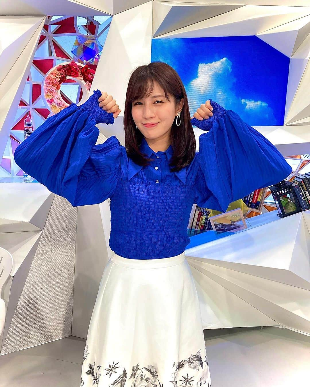 女子アナウンサーまとめさんのインスタグラム写真 - (女子アナウンサーまとめInstagram)「. 【今週のつつみん👗】  ①エレガントな雰囲気を醸し出すつつみん✨  ②「袖が可愛いぞ！」ポーズのつつみん✨  #堤礼実 #アナウンサー #フジテレビ #めざまし8 #wildlily #emiriawiz」9月28日 20時43分 - announcer_japan_